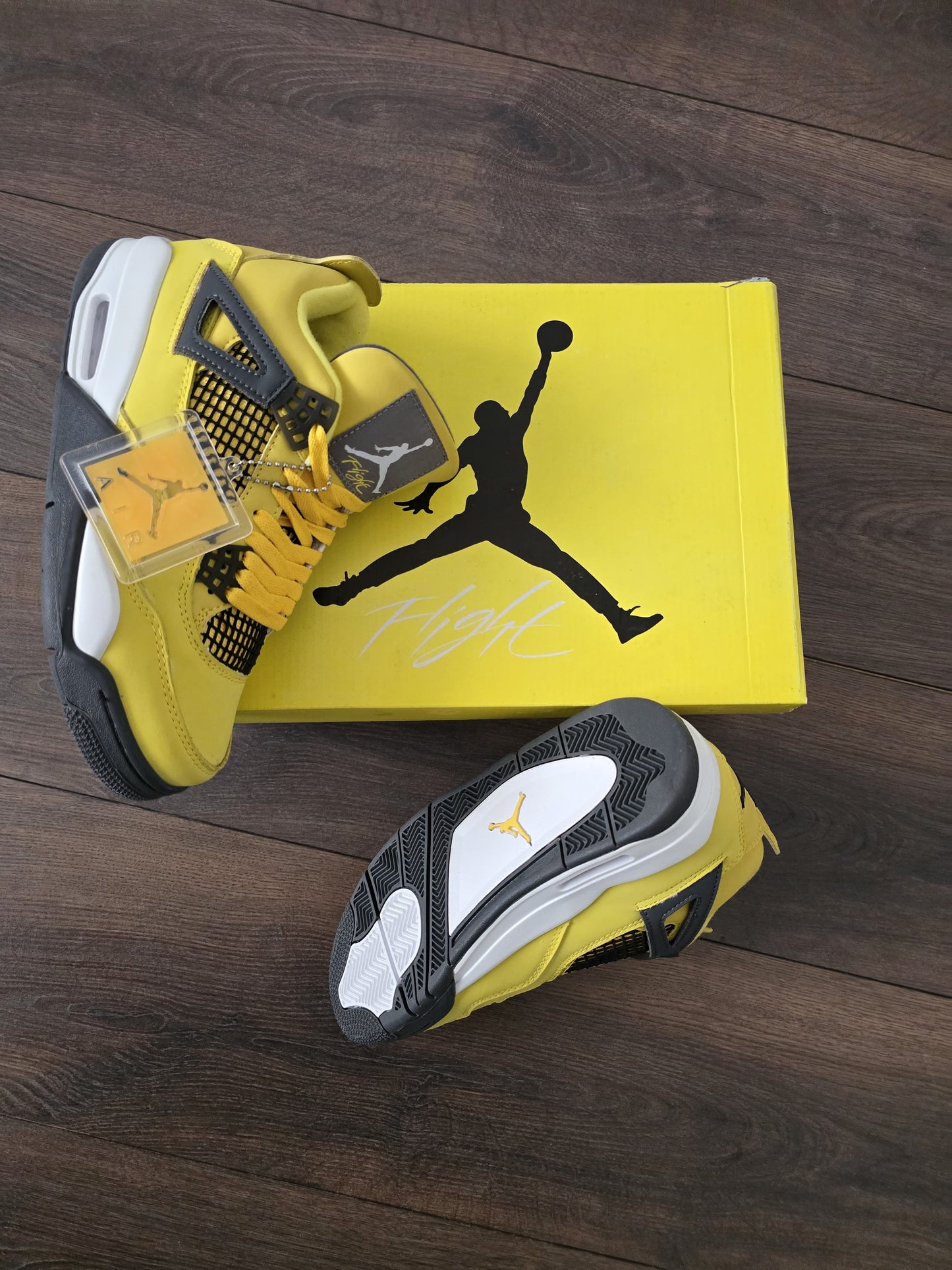 Jordan 4 amarilla