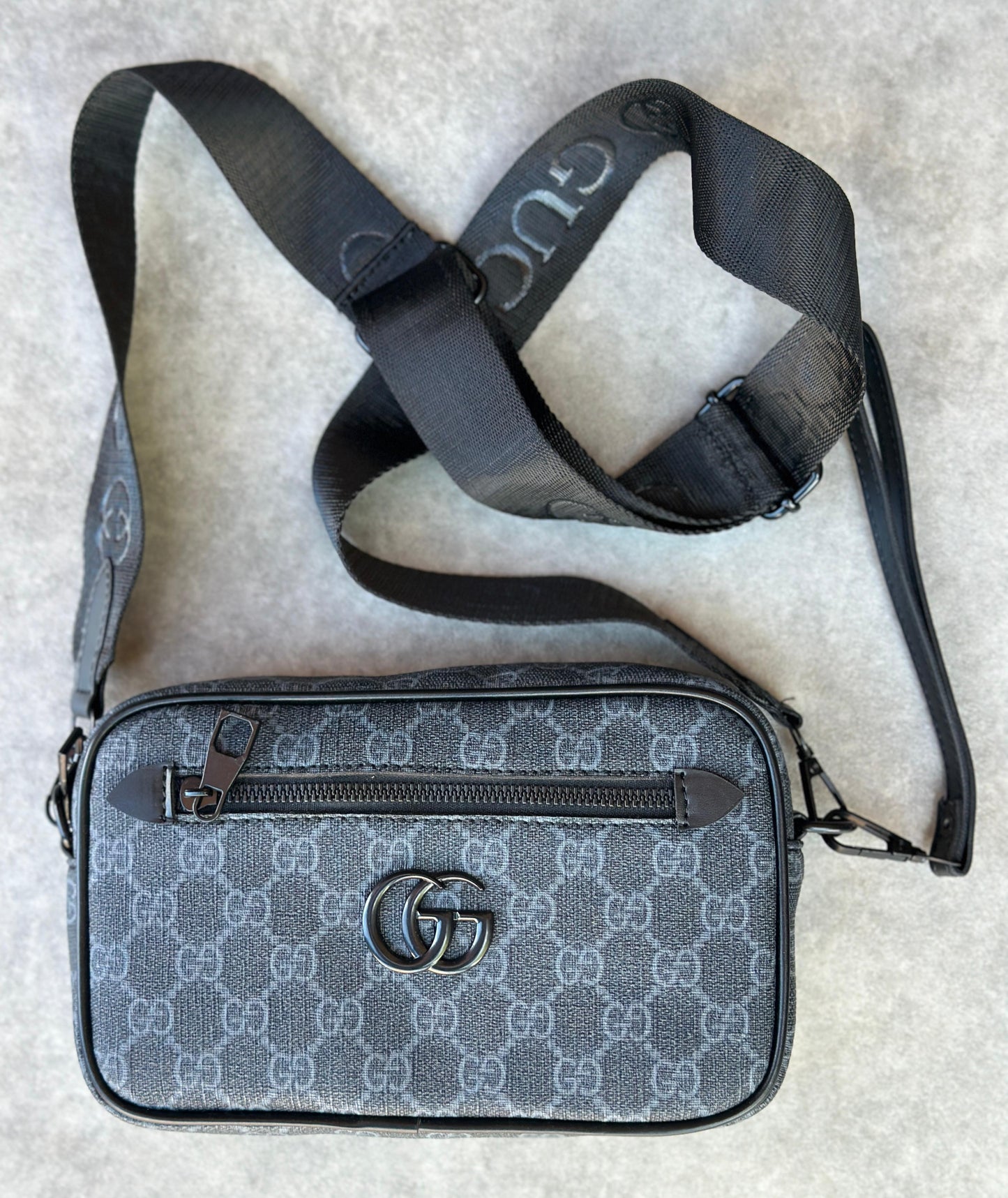 Bolso Gucci negro y gris logo negro