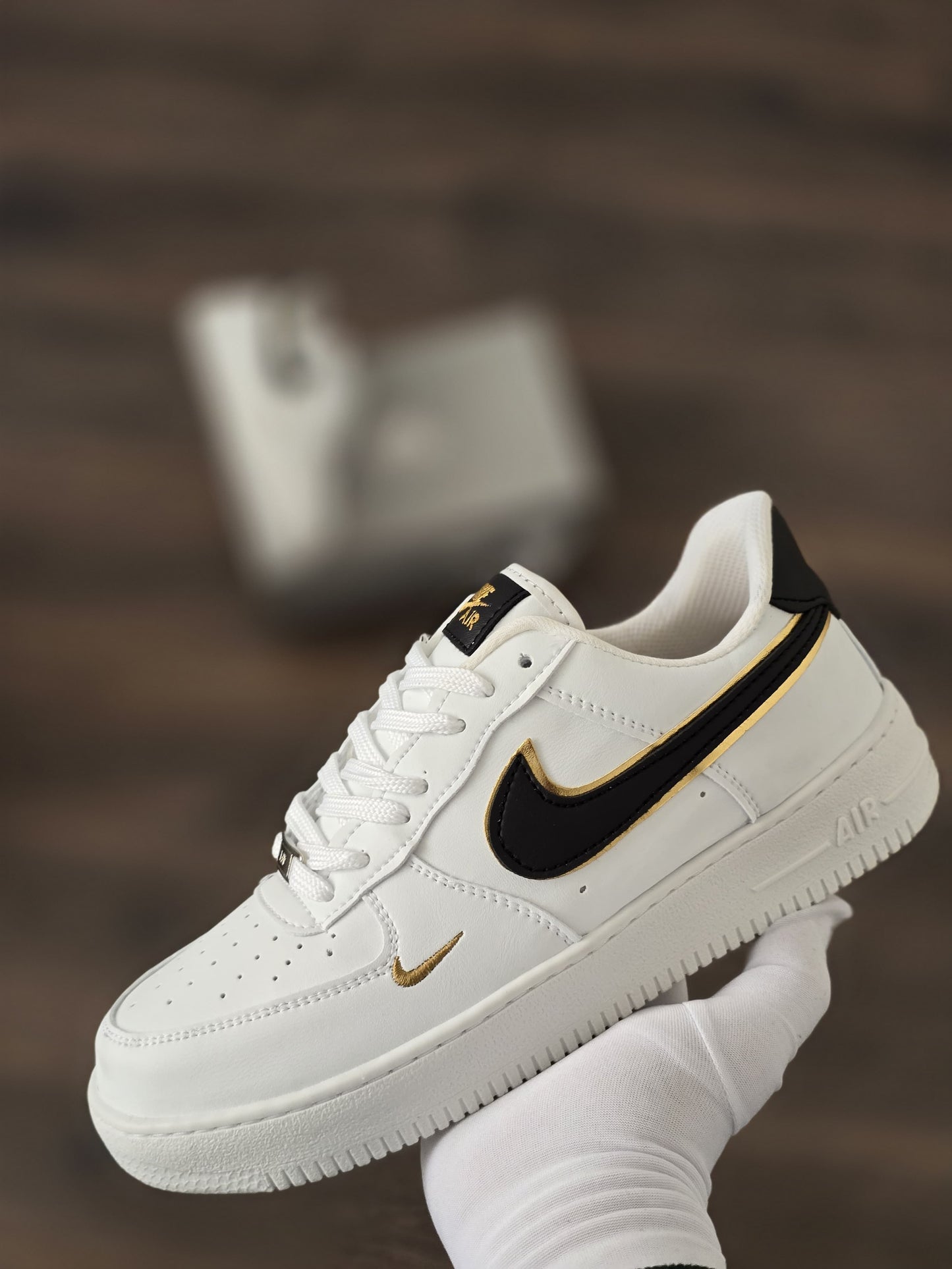 Force blanca logo negro con oro