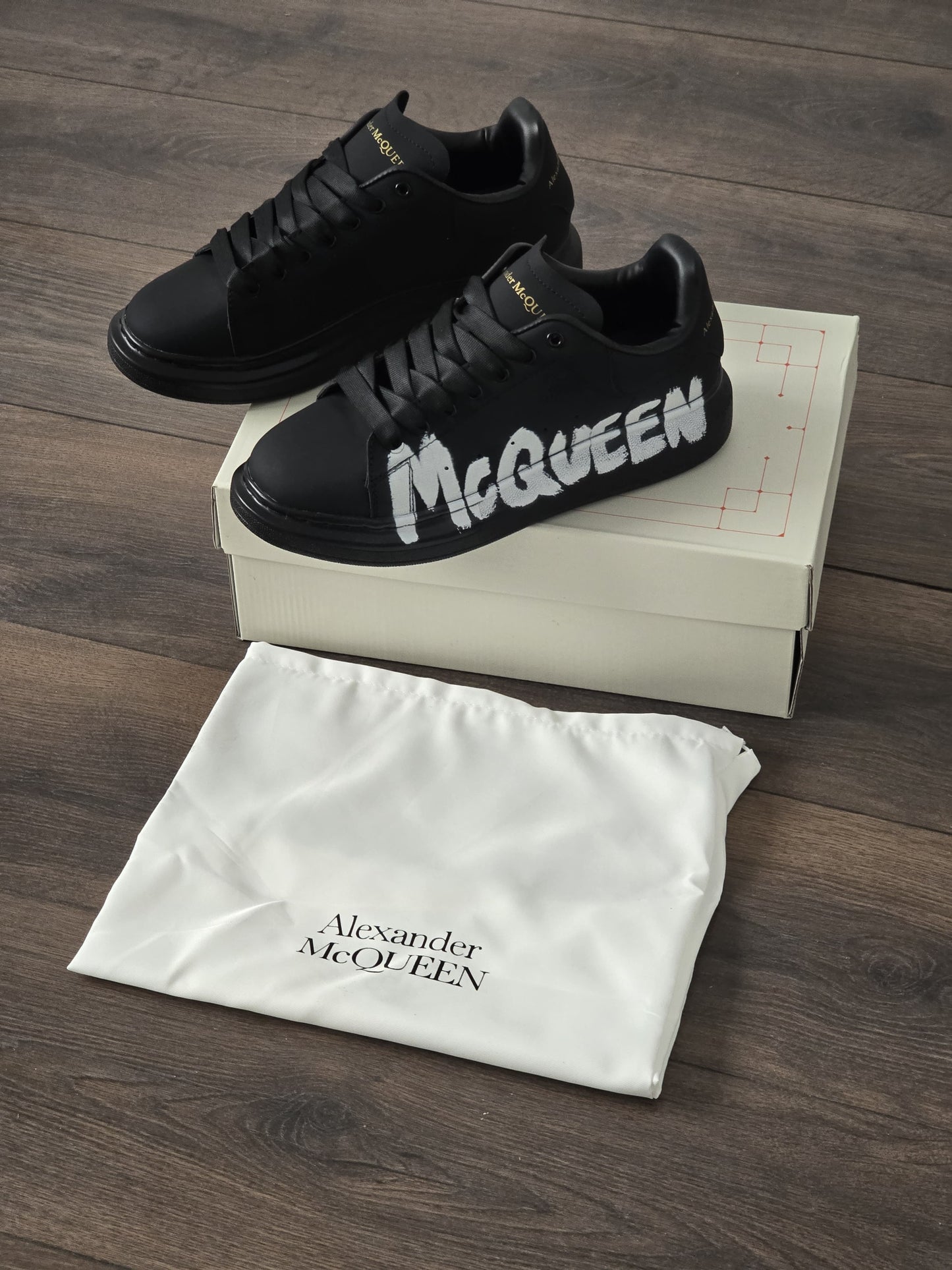 Alexander mcqueen negra letras laterales