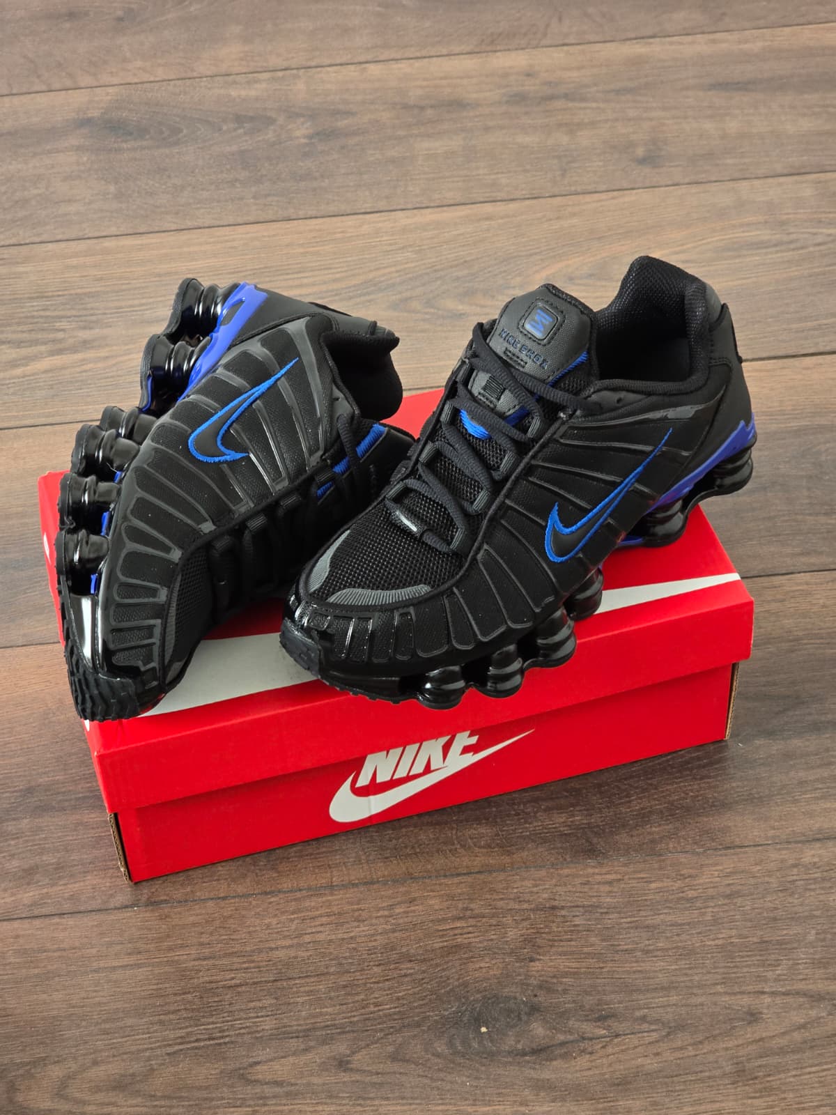 Shox negra logo azul