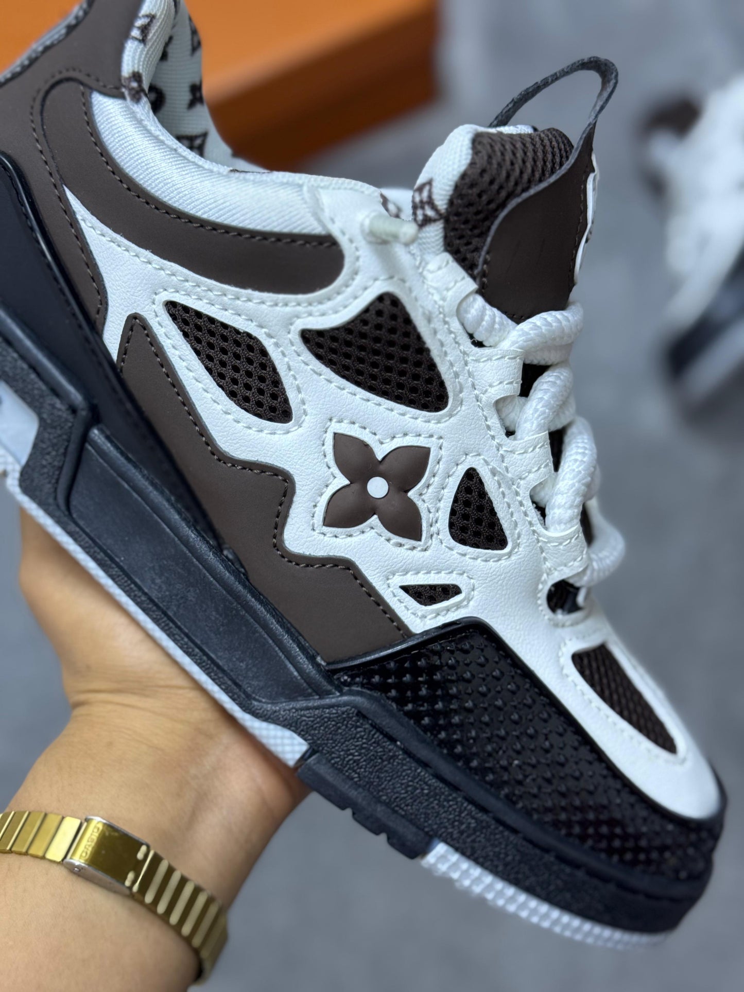 Louis vuitton SKATE 2025 blancas y marron detalles negros