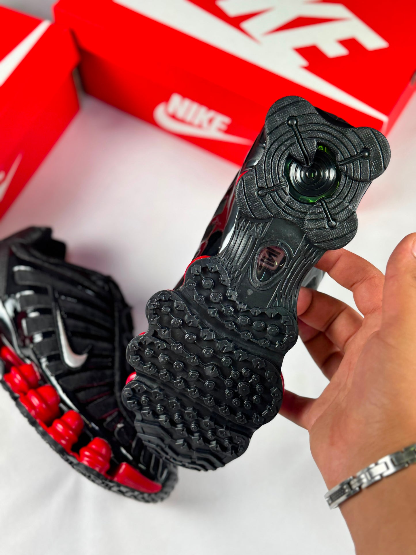 Shox negras logo blanco detalles rojos