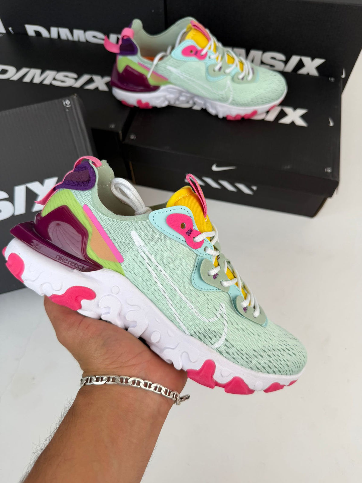 React vision turquesa logo blanco detalles rosas