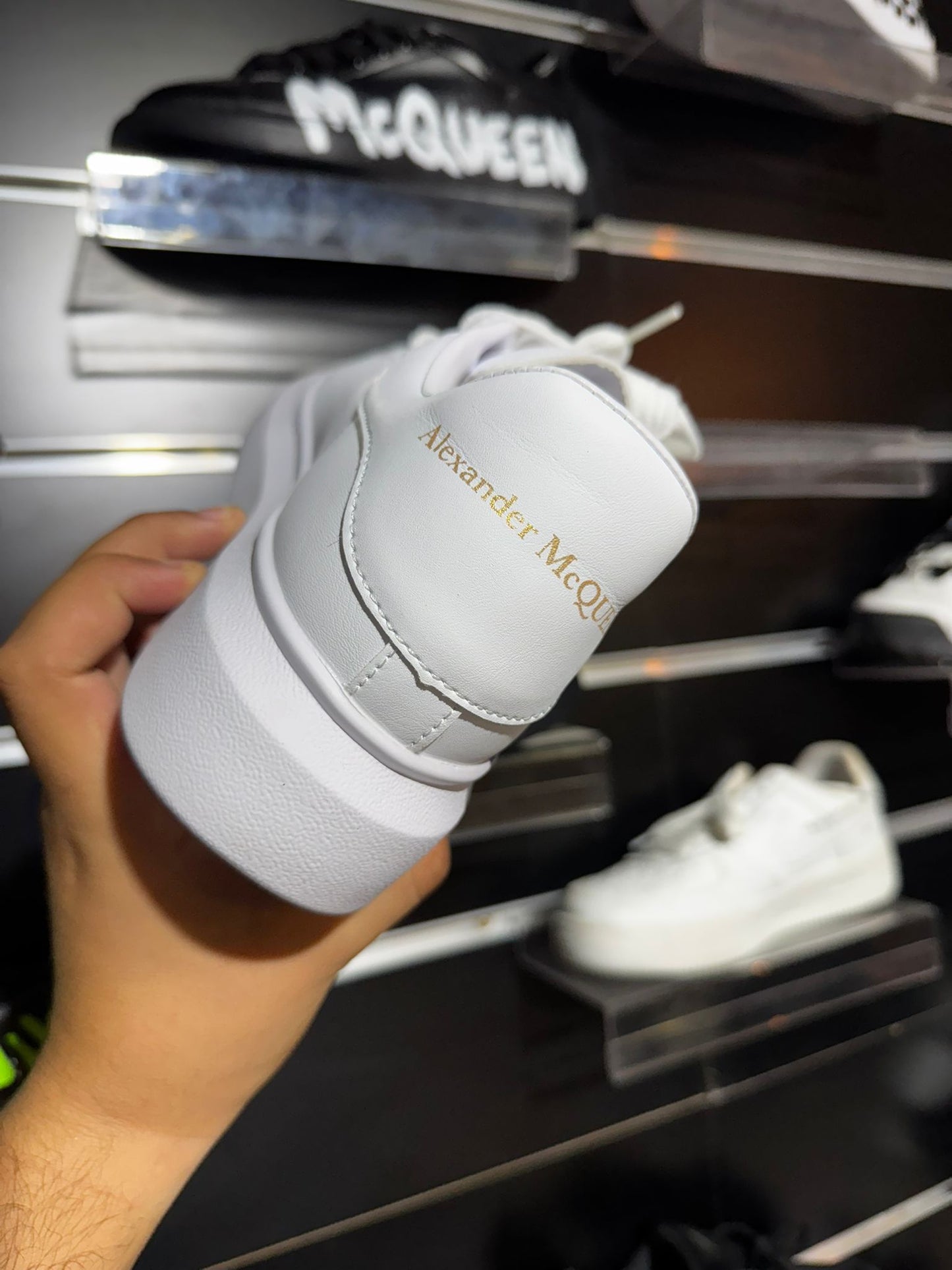 Alexander Mcqueen blanco logo negro graffiti