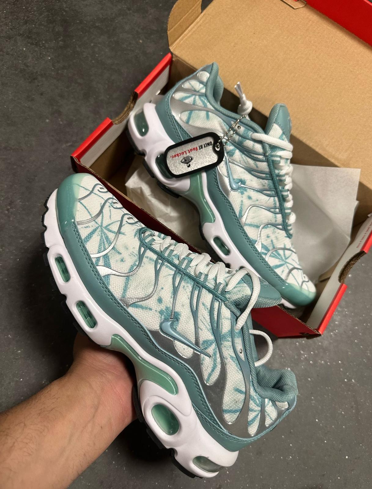 Nike tn blancas y azules detalles plateados logo azul