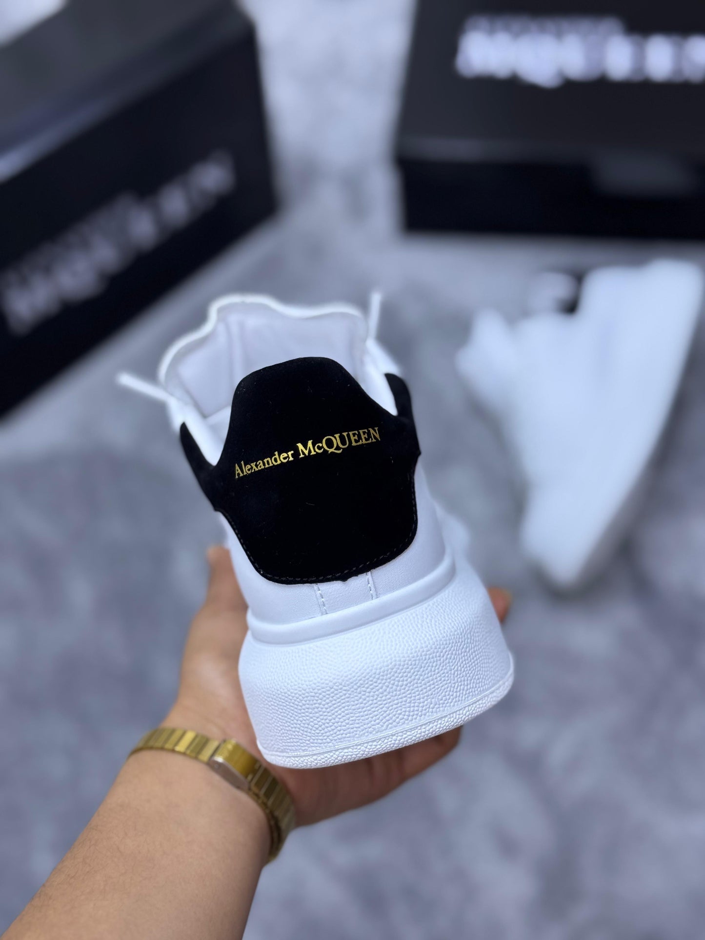 Alexander McQueen blancas y negras logo dorado