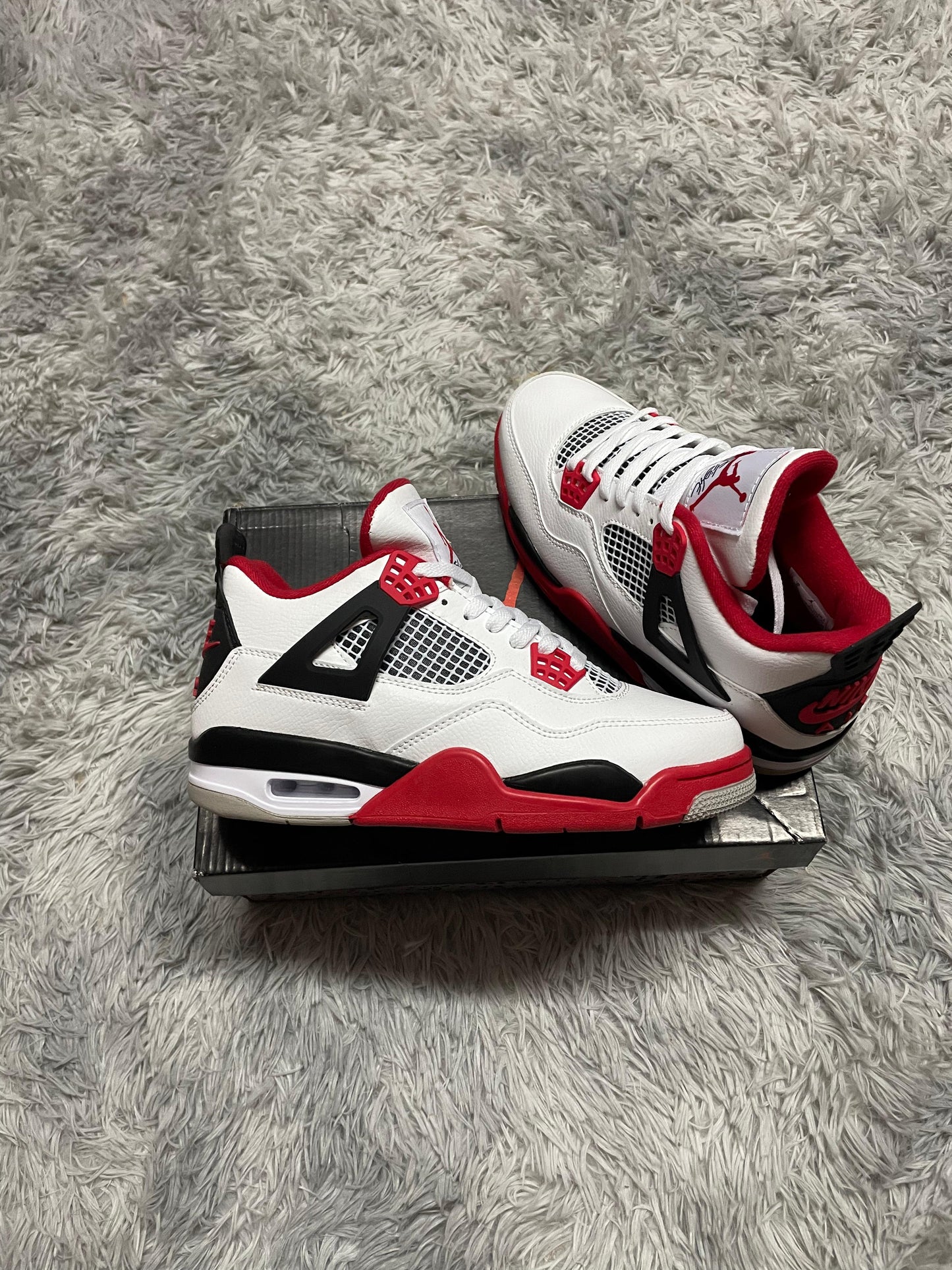 JORDAN 4 BLANCAS DETALLES NEGROS Y ROJOS