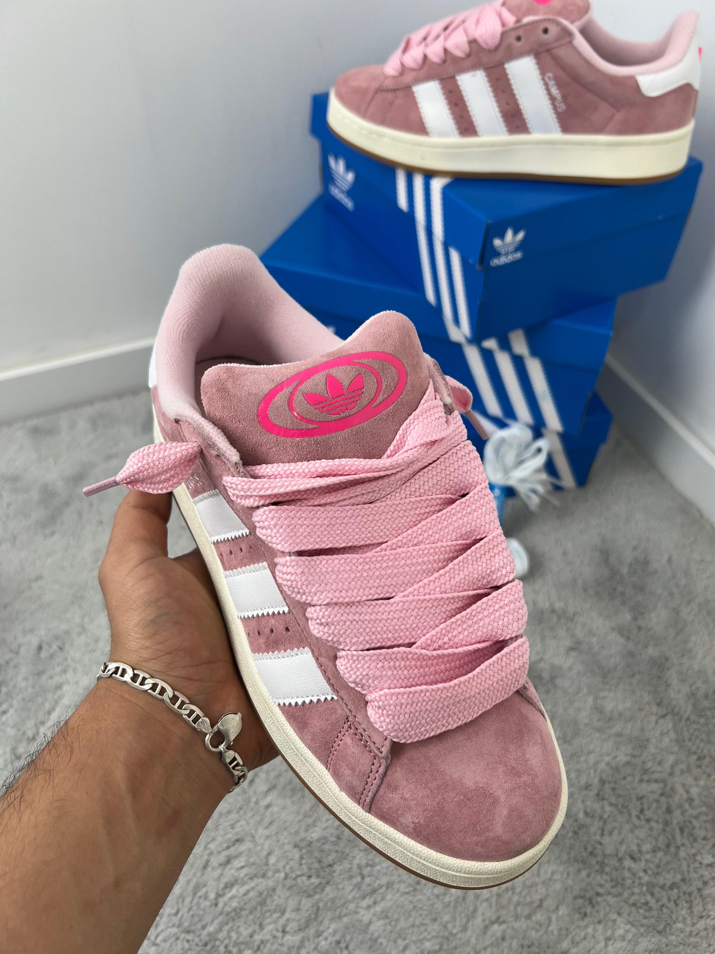 Adidas campus rosa logo blanco