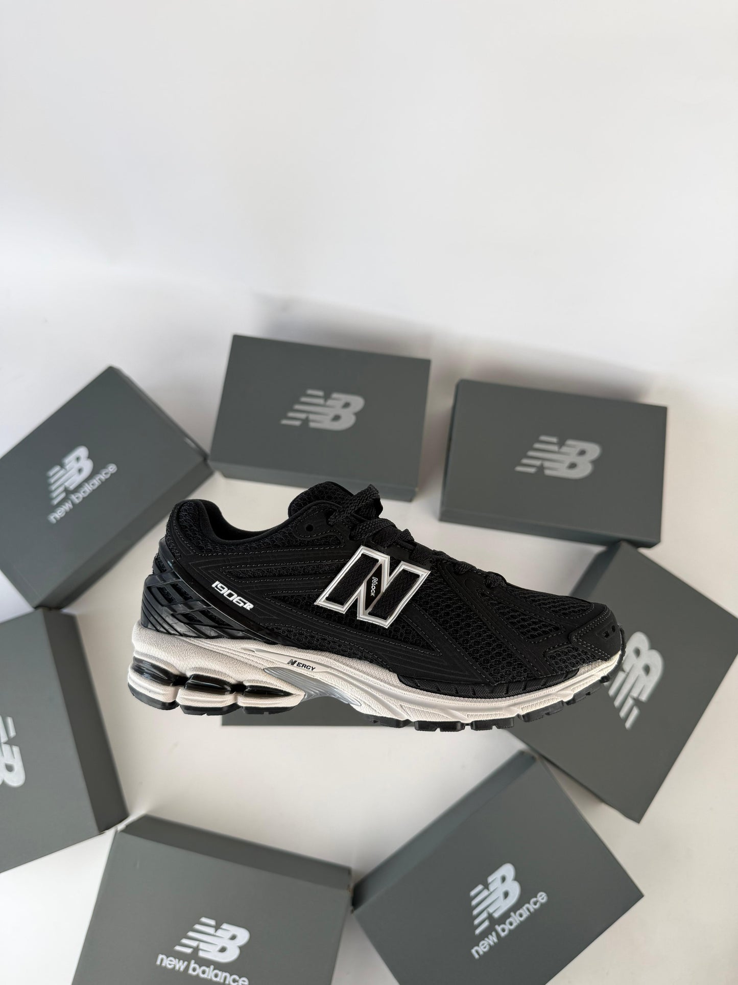 New Balance 1906R negras detalles blancos