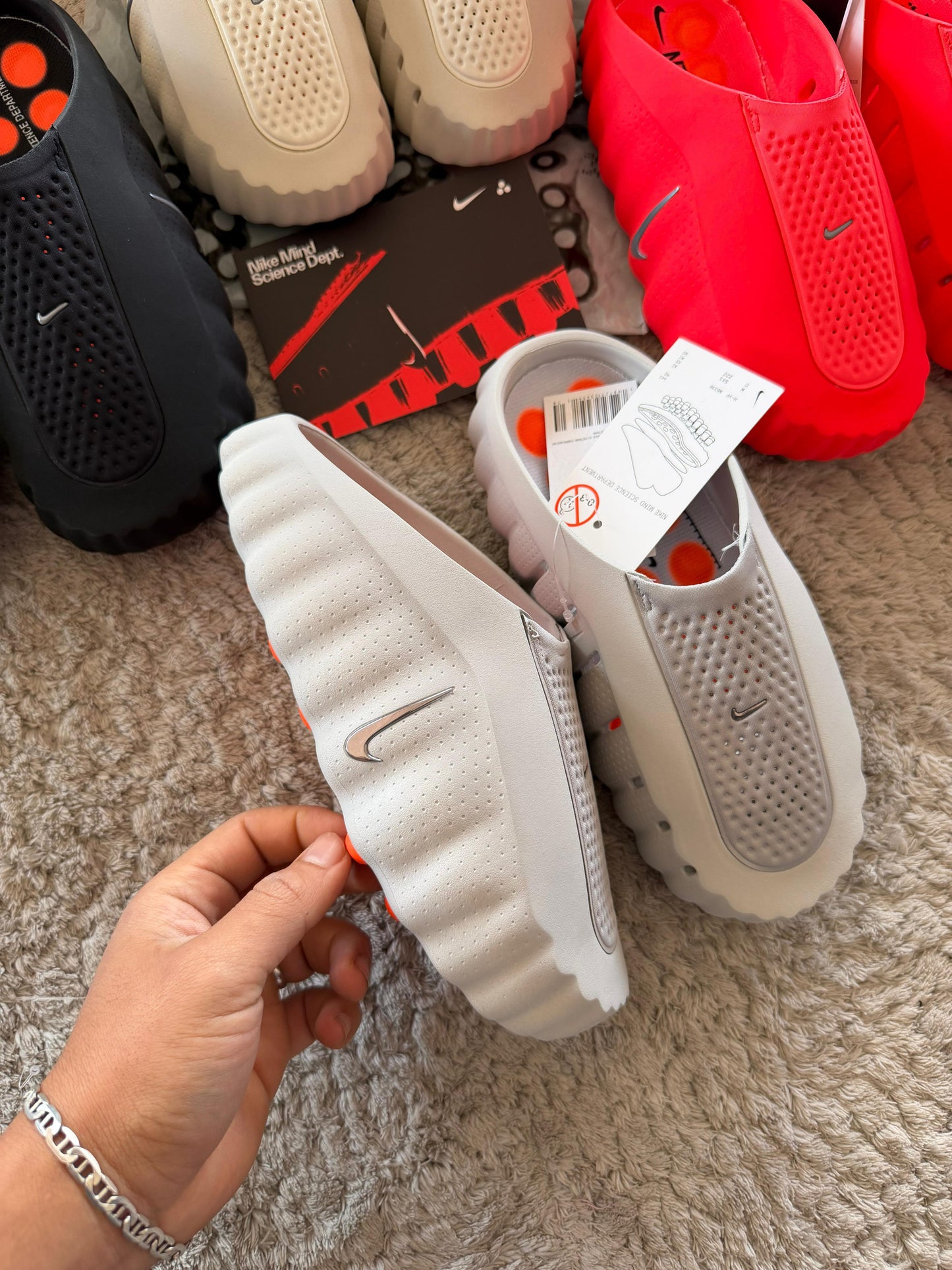Chanclas Nike Mind grises logo plateado