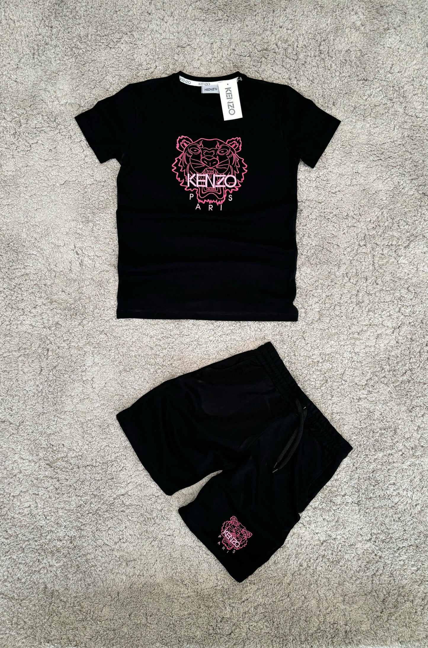 Conjuntocorto kenzo negro logo rosa y blanco