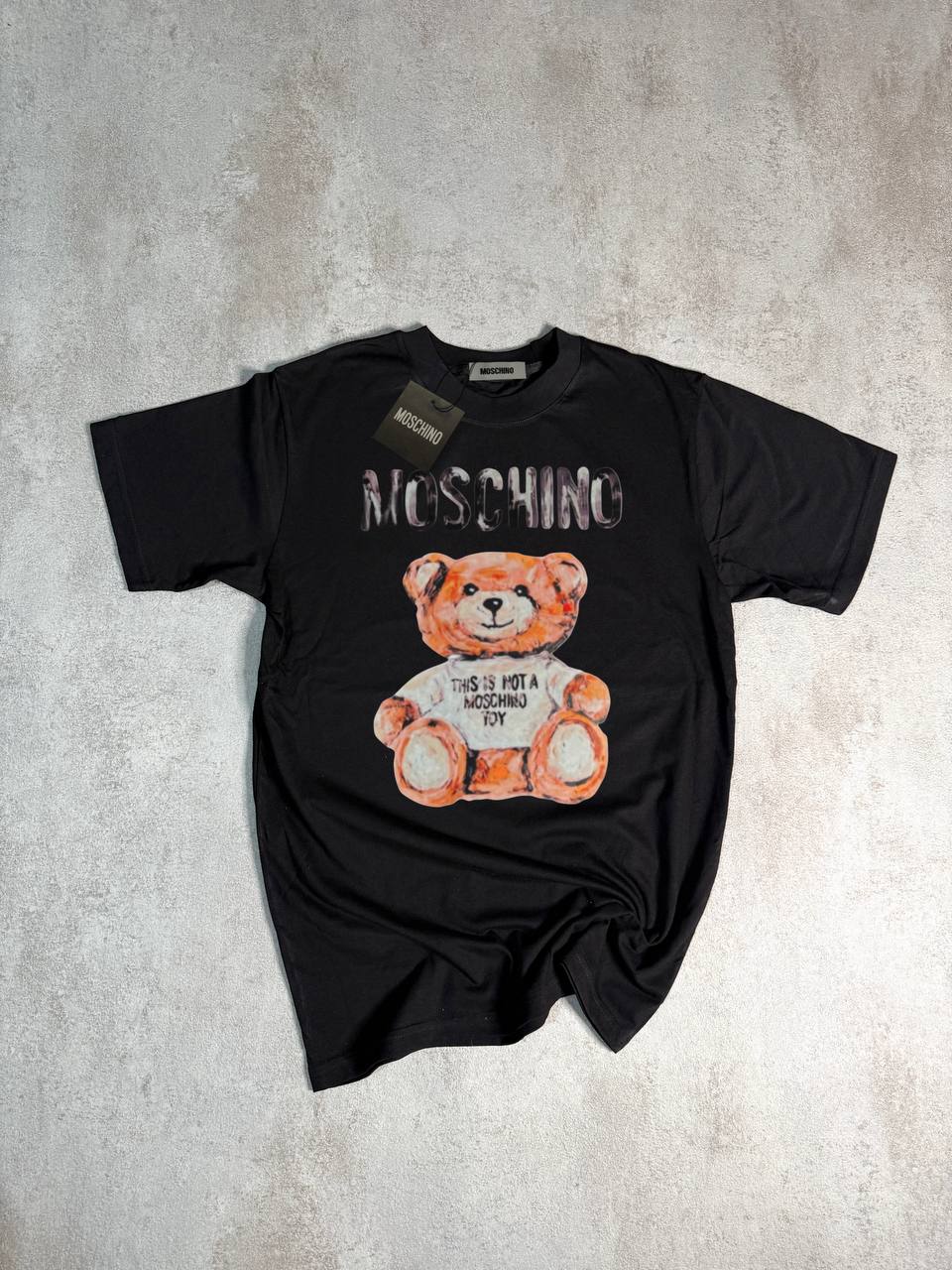 Camiseta Moschino negro logo negro y blanco oso en medio