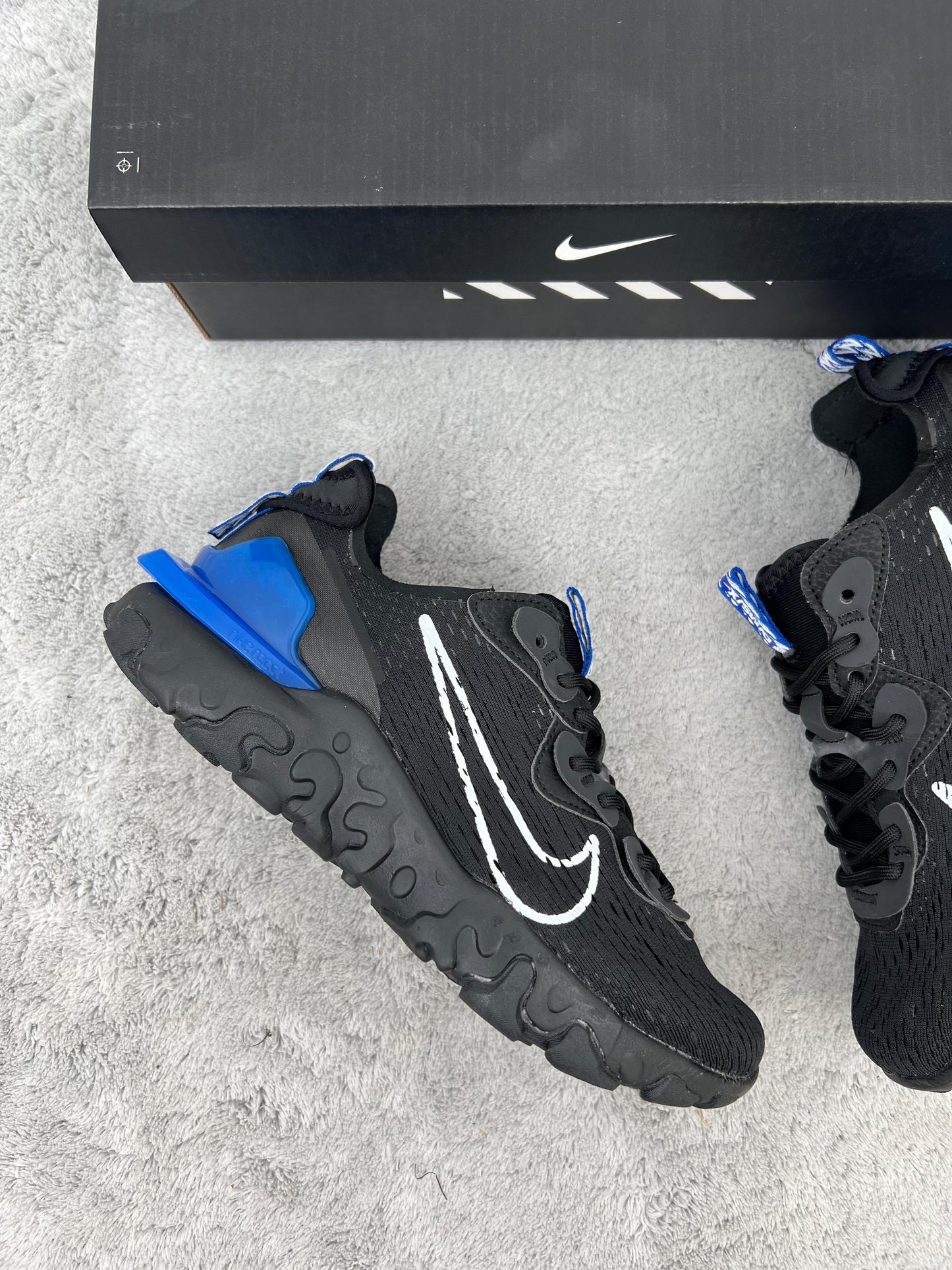 Nike react vision negras logo blanco detalle azul