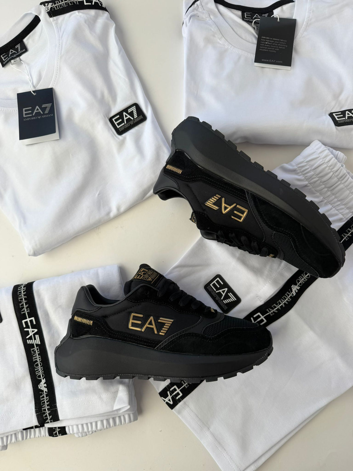 Armani negras logo dorado