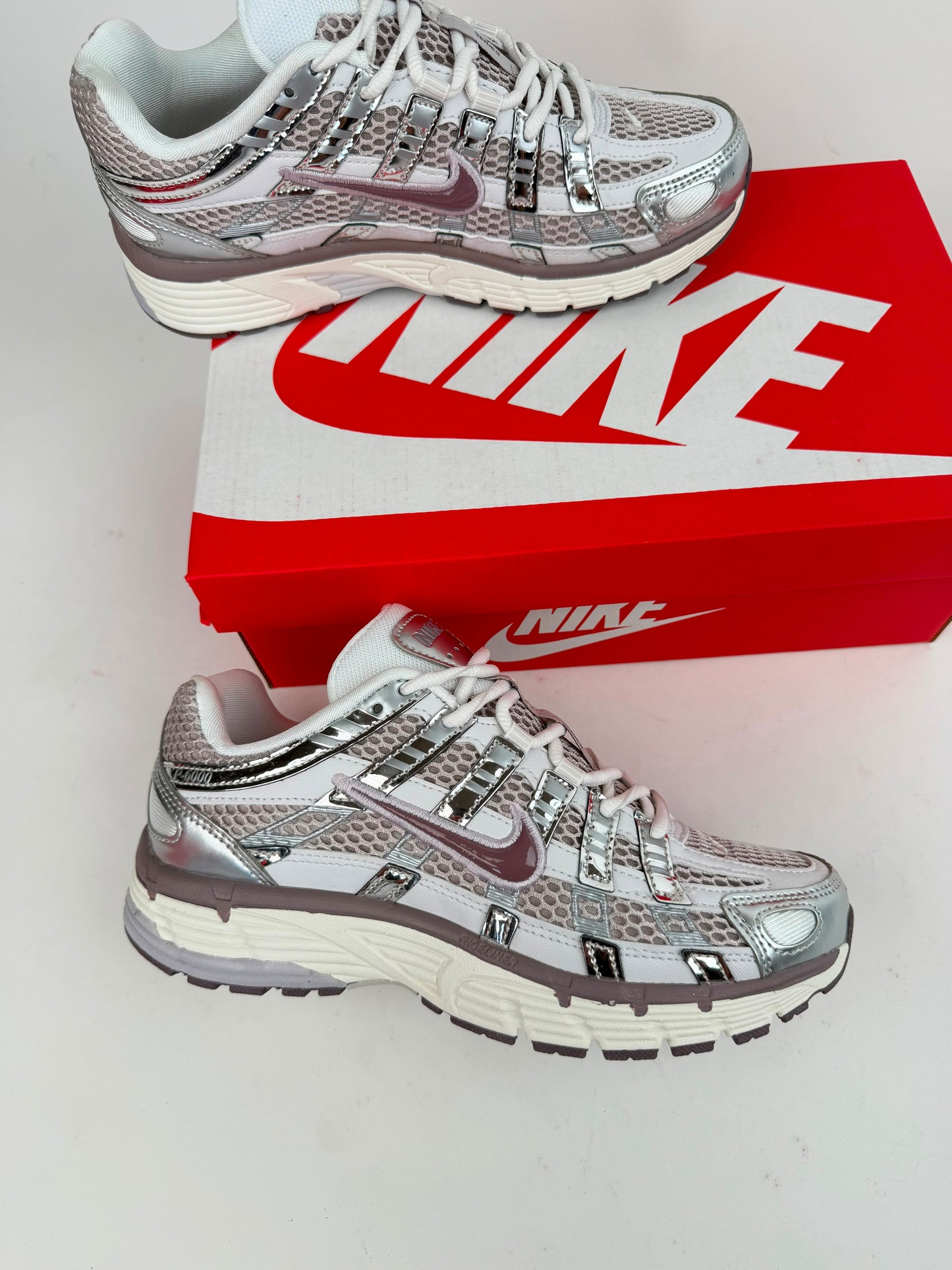 Nike P-6000 plateadas logo morado