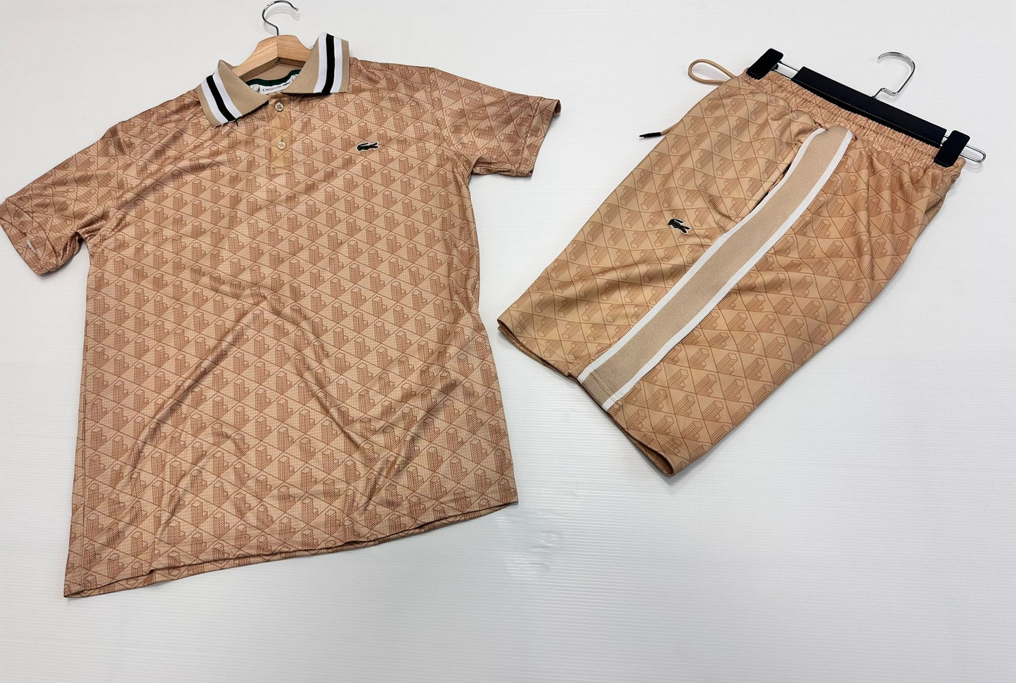 Conjunto lacoste marron claro logo verde