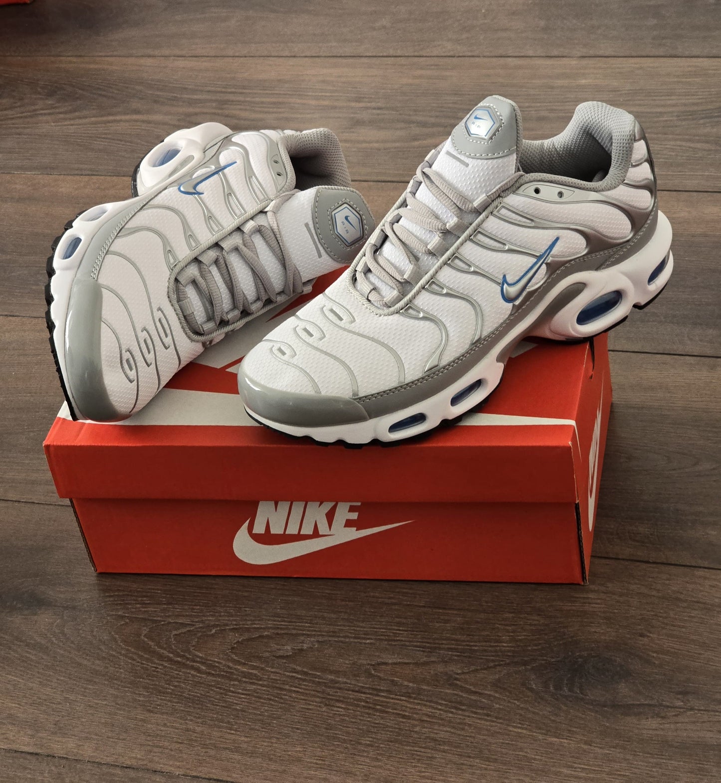 Tn blanca gris logo azul