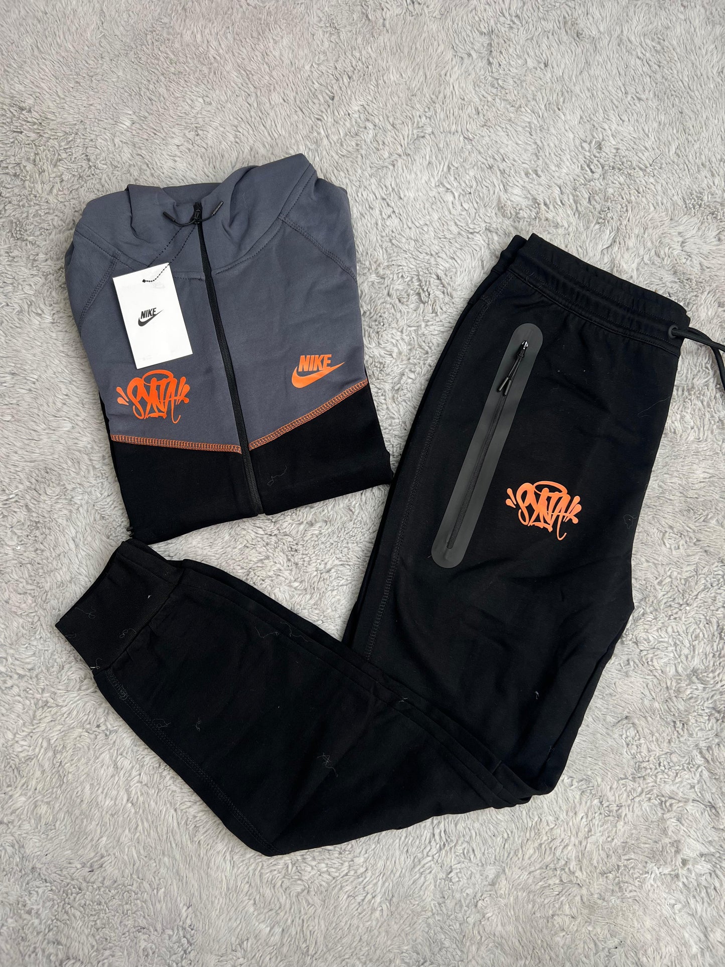 Nike tech X Central Cee negro y gris logo naranja