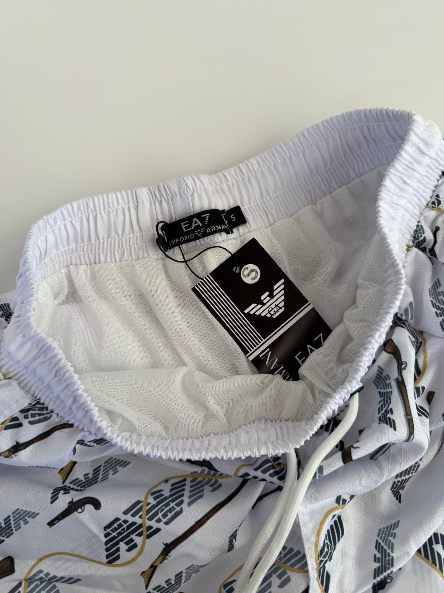 Pantalon Corto Armani blanco logos negro