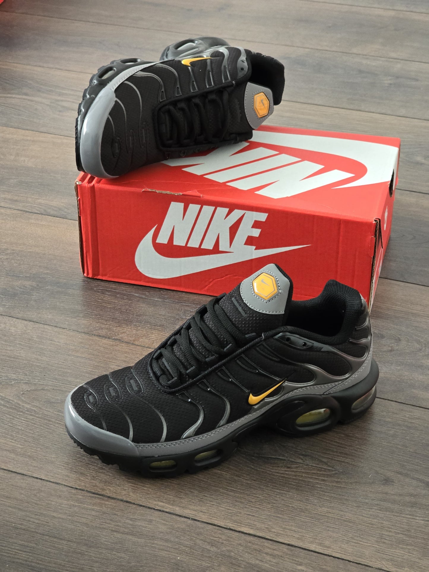Tn negra gris logo amarillo
