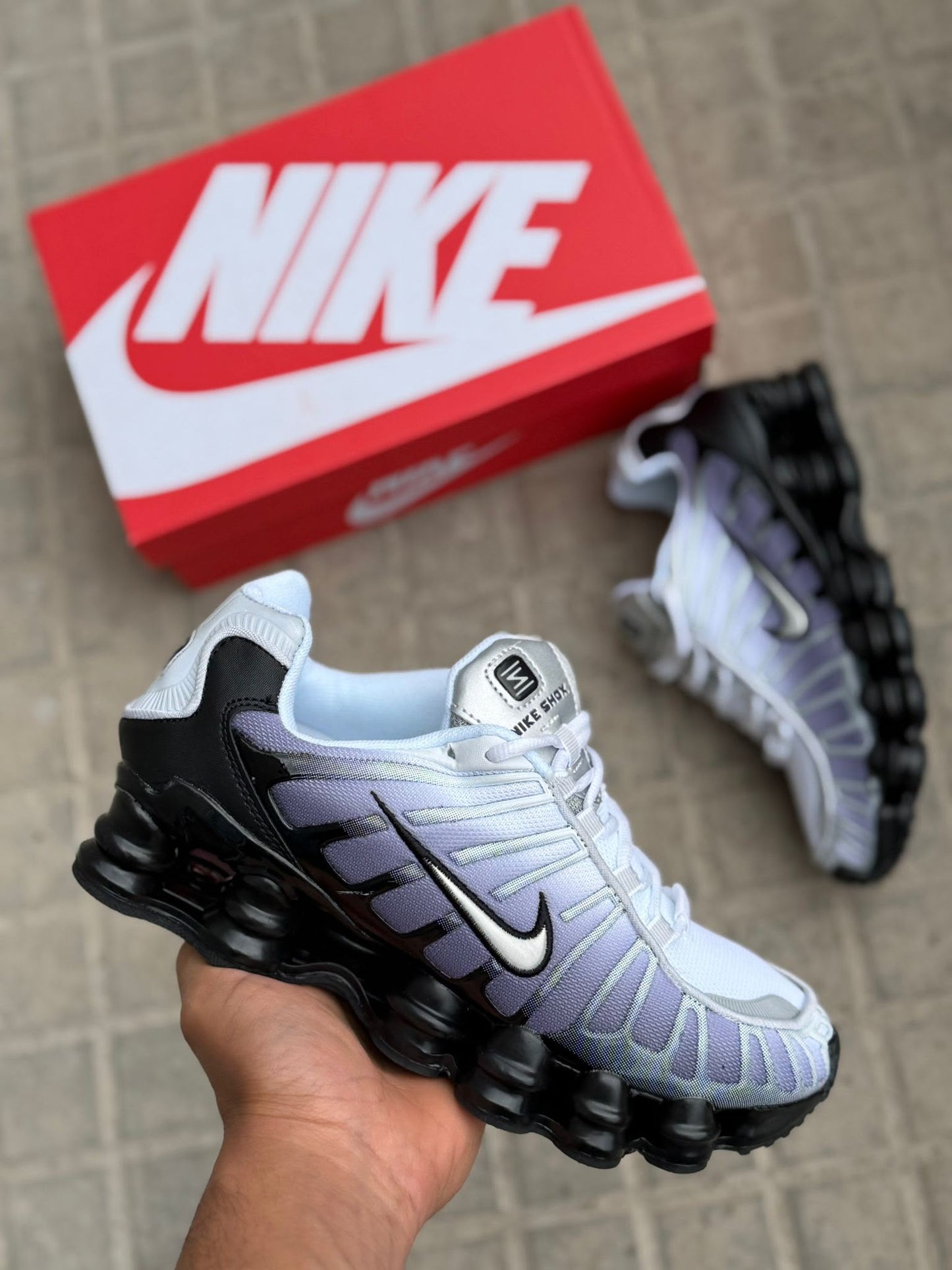 Shox grises detalles negros logo blanco