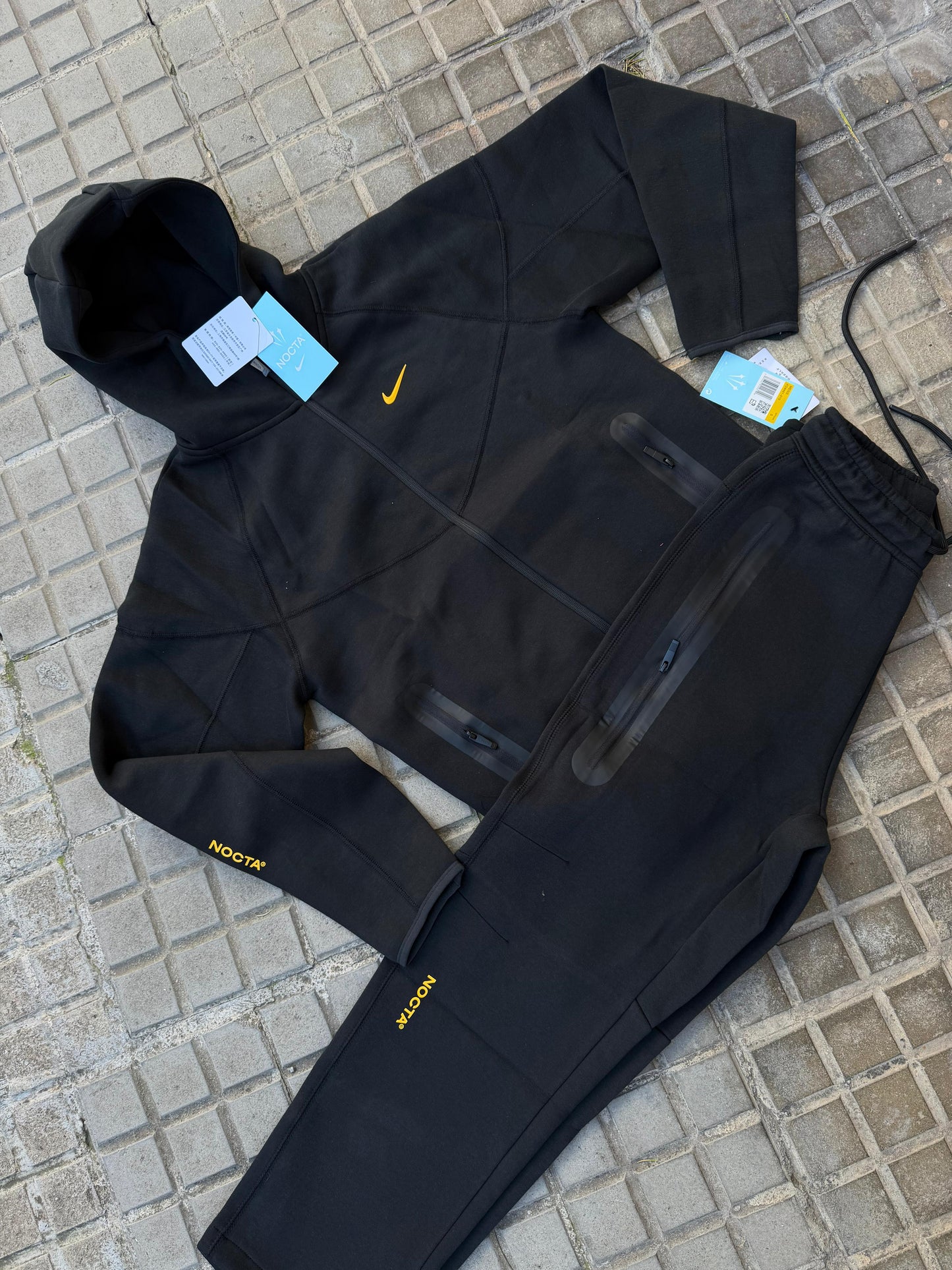 Nike tech negro logo amarillo x NOCTA