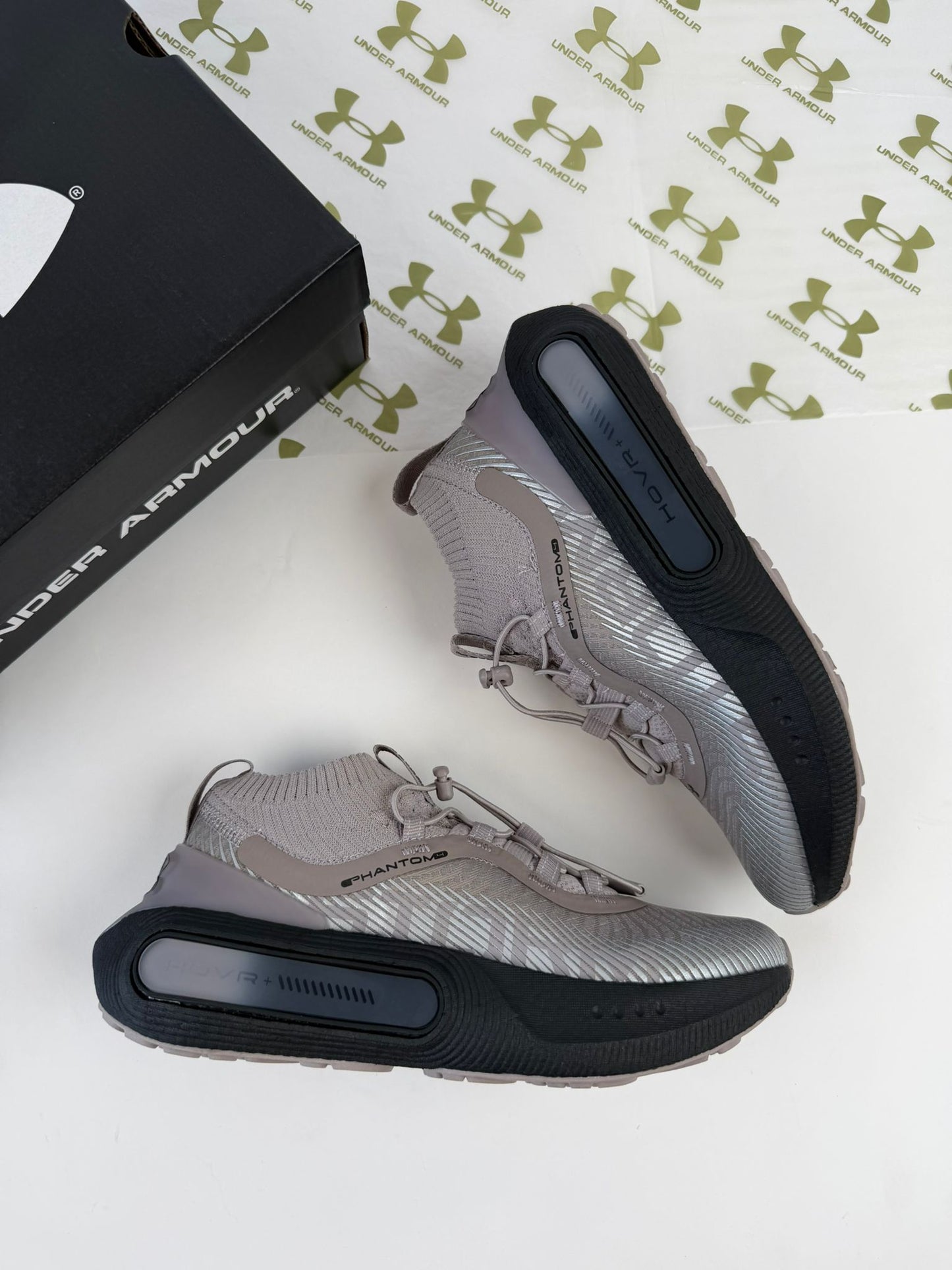 UNDER ARMOUR UA STORM grises detalles negros