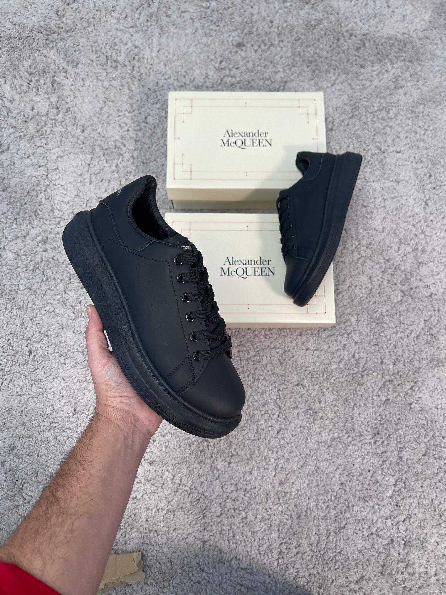 Alexander Mcqueen negras logo dorado