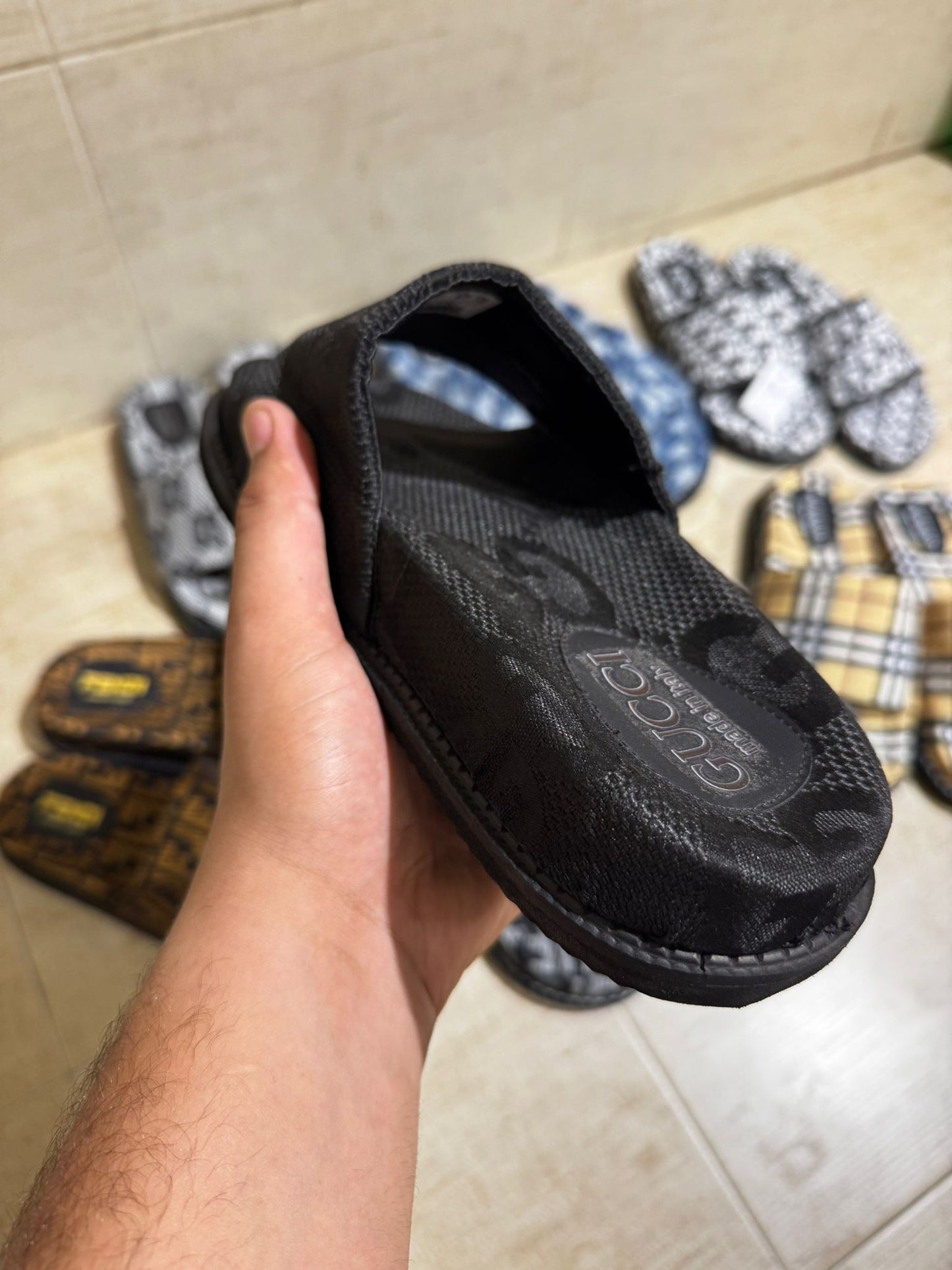 Chanclas Gucci negro logo dorado