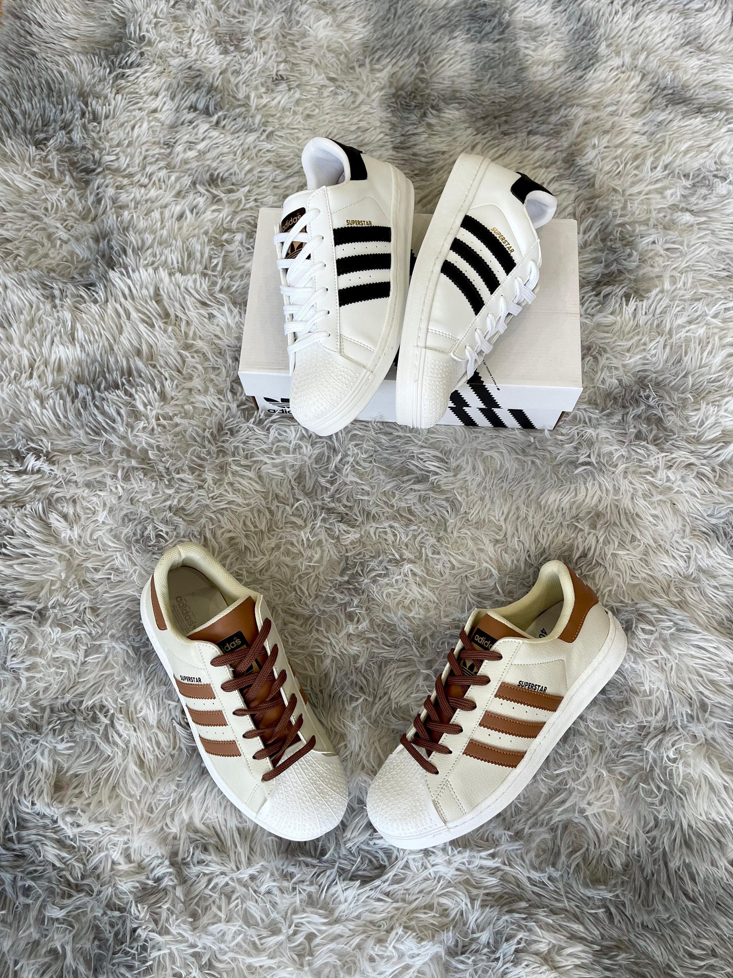 Adidas Superstar crema logo beige detalles blancos