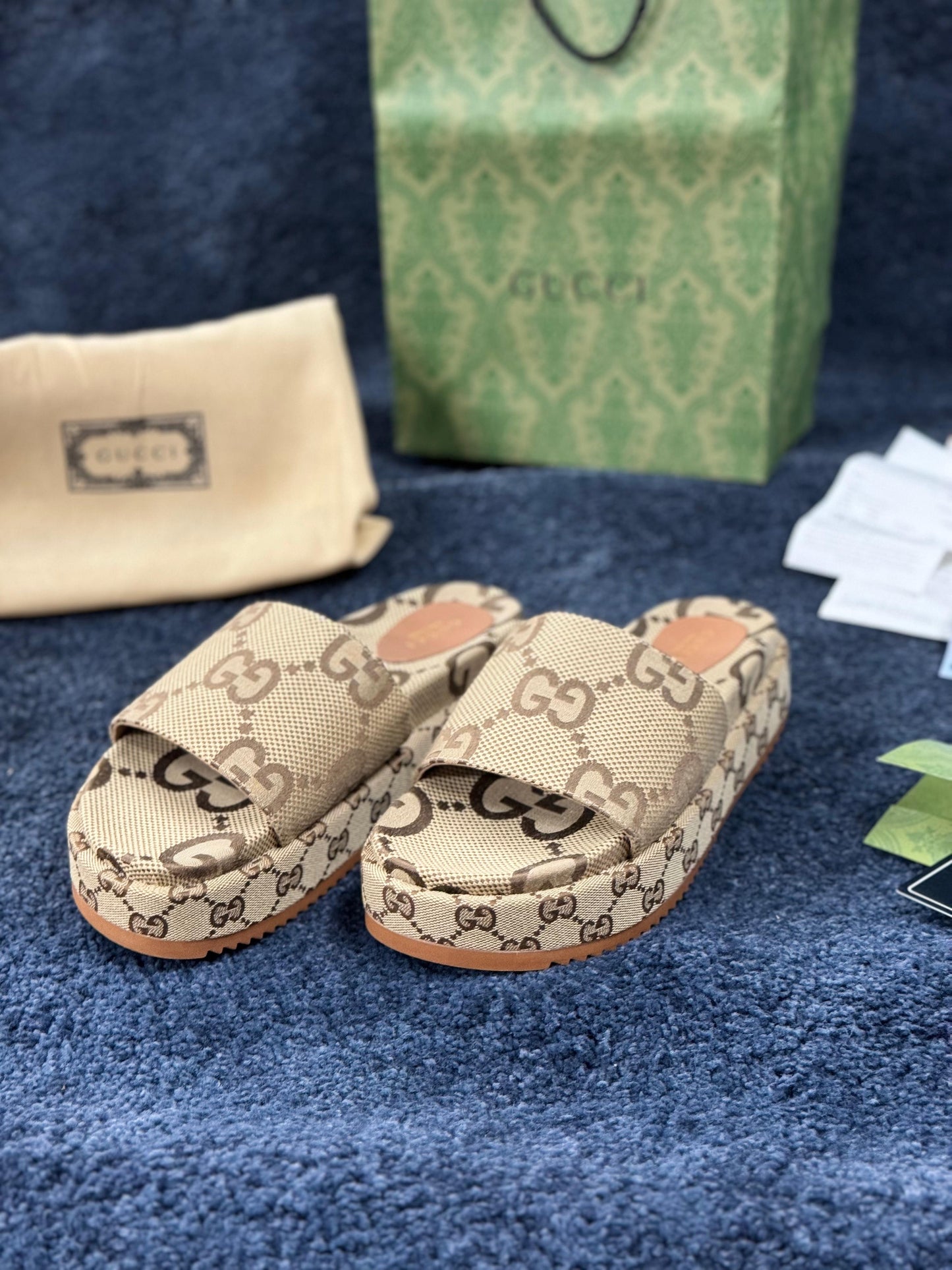 Chanclas gucci beige logos marrones