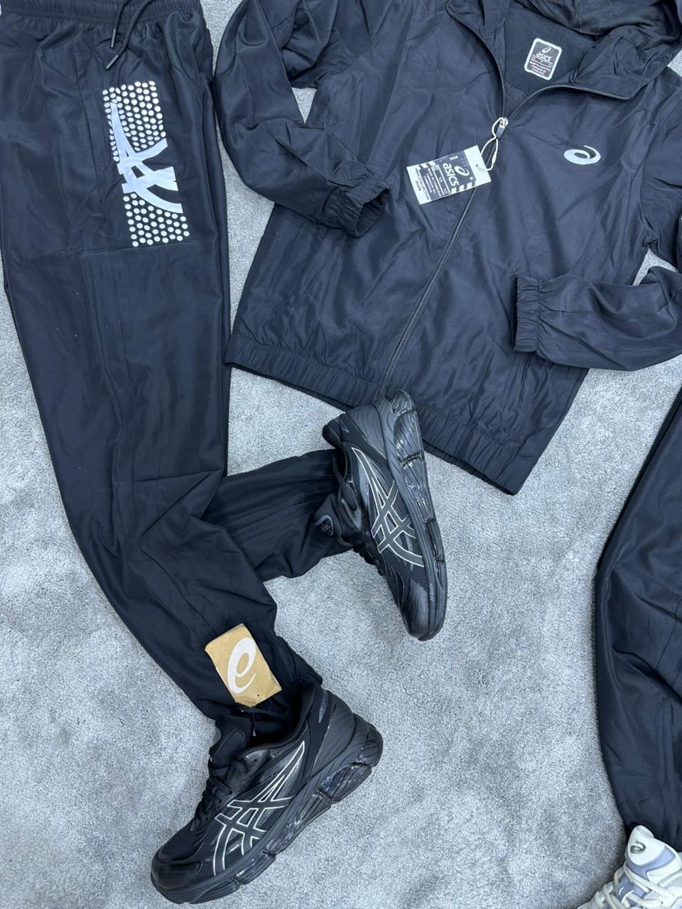 Chandal ASICS negro logo blanco