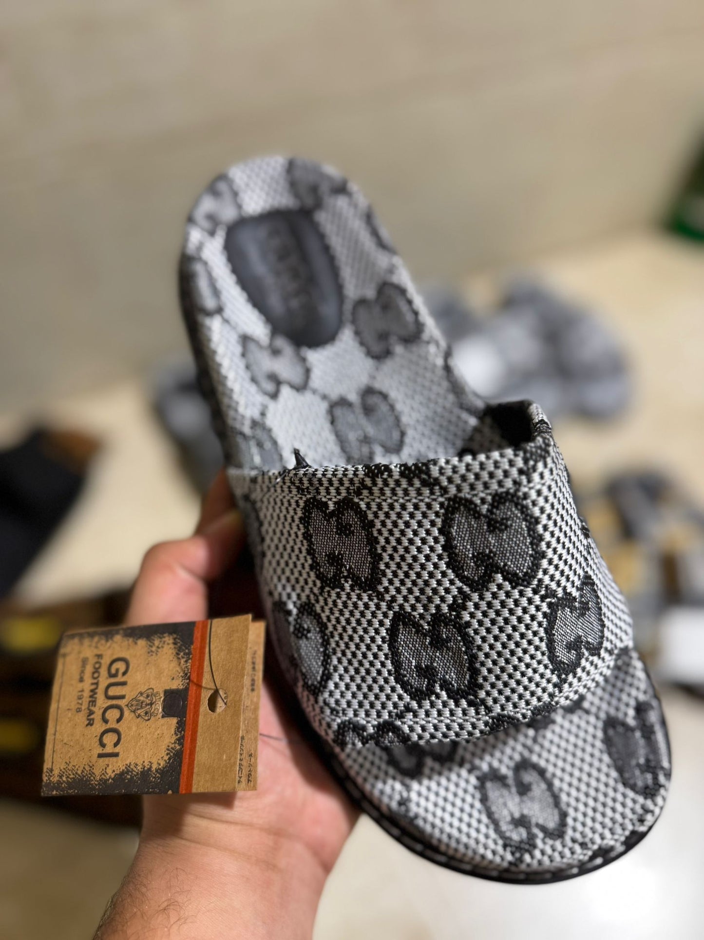 Chanclas Gucci gris logo negro