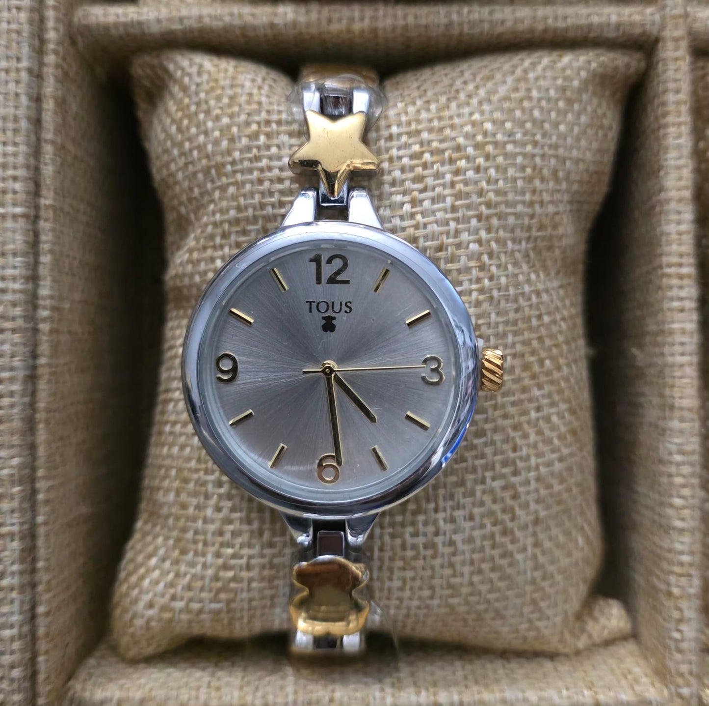 Reloj tous plateado logo dorado