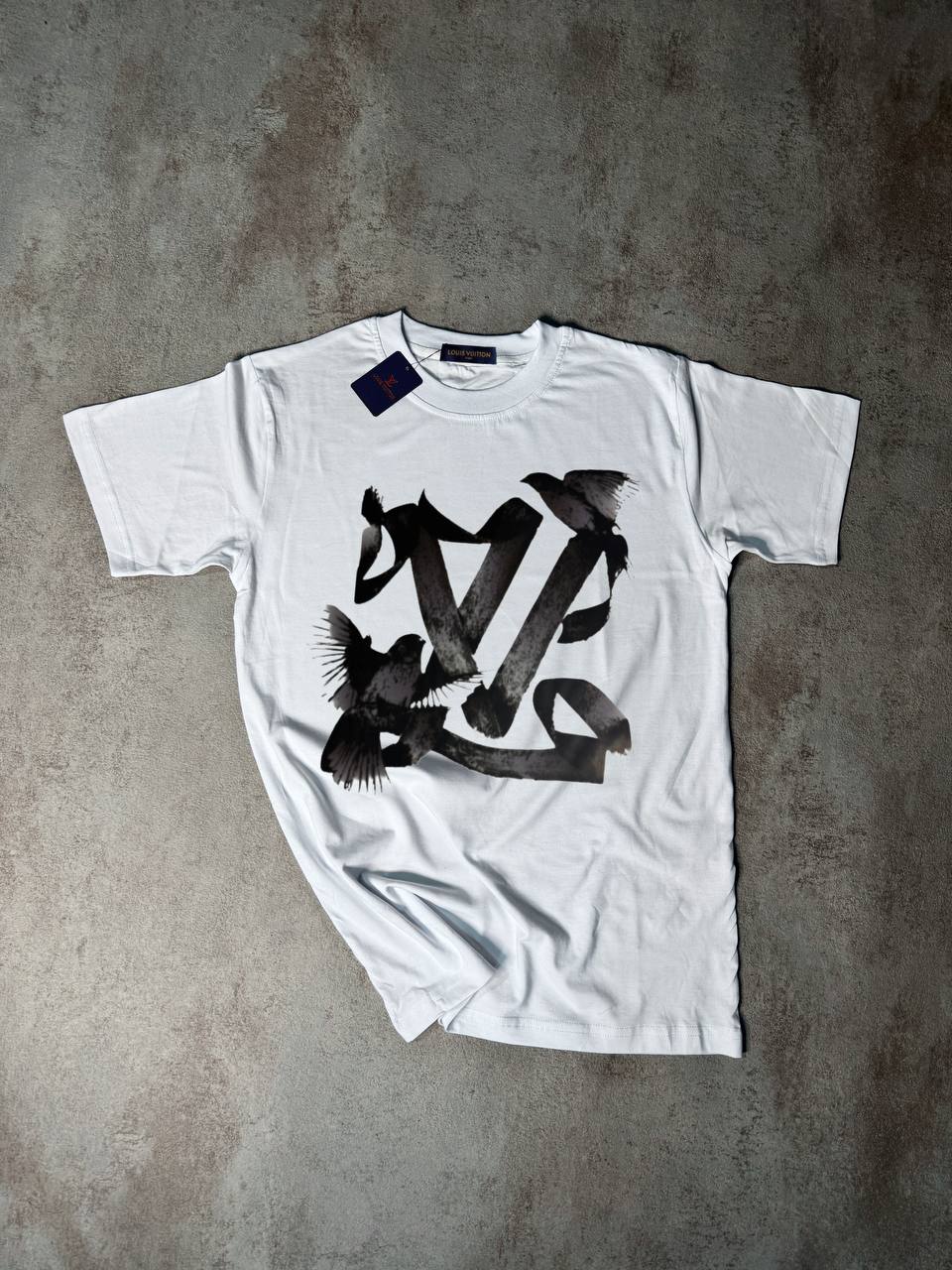 Camiseta LV blanco logo difuminado gris y negro