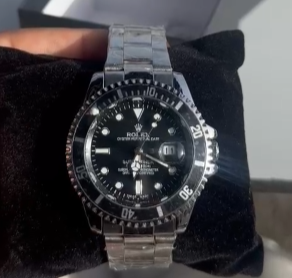 Reloj Rolex plateado negro detalles blancos