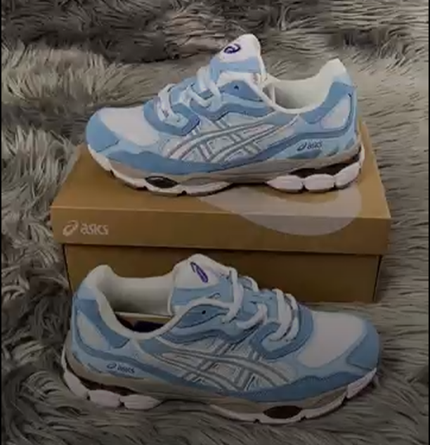 Asics blancos y azules