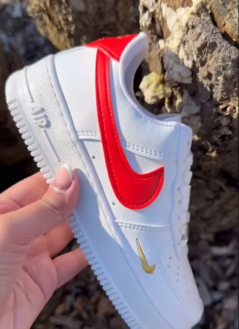AIR FORCE 1 blancas logo rojo detalles dorados