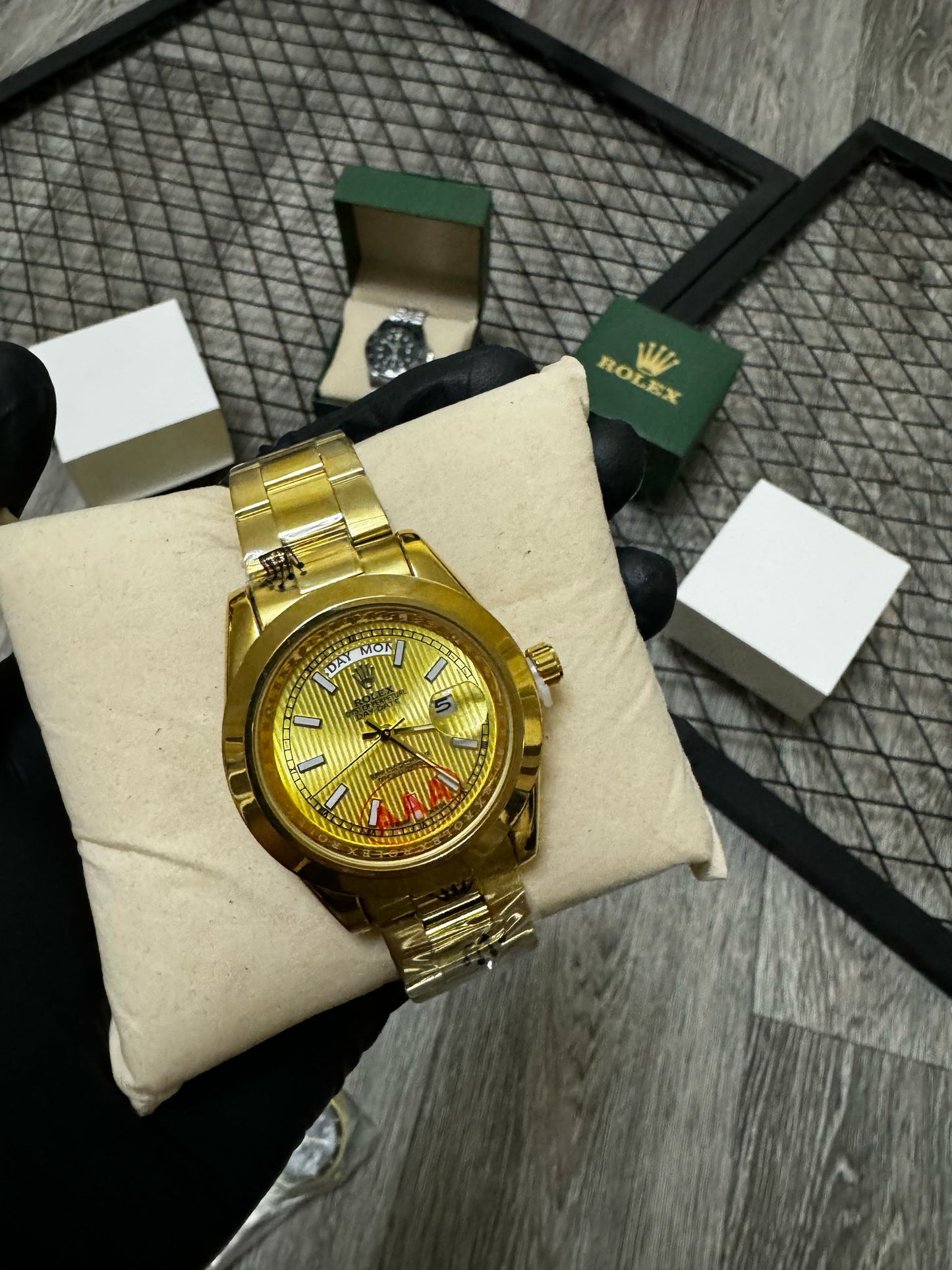 Reloj Rolex dorado detalles blancos