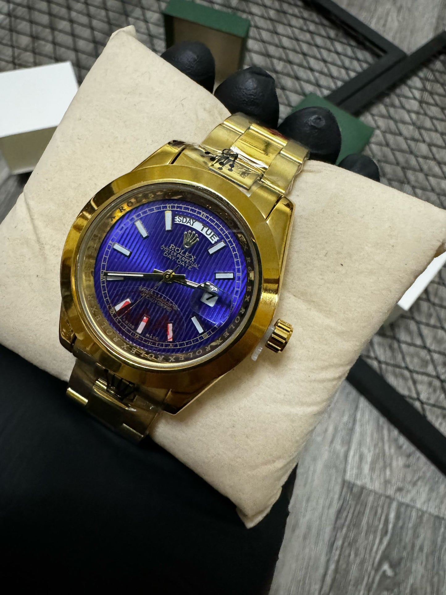 Reloj Rolex dorado y azul detalles blancos