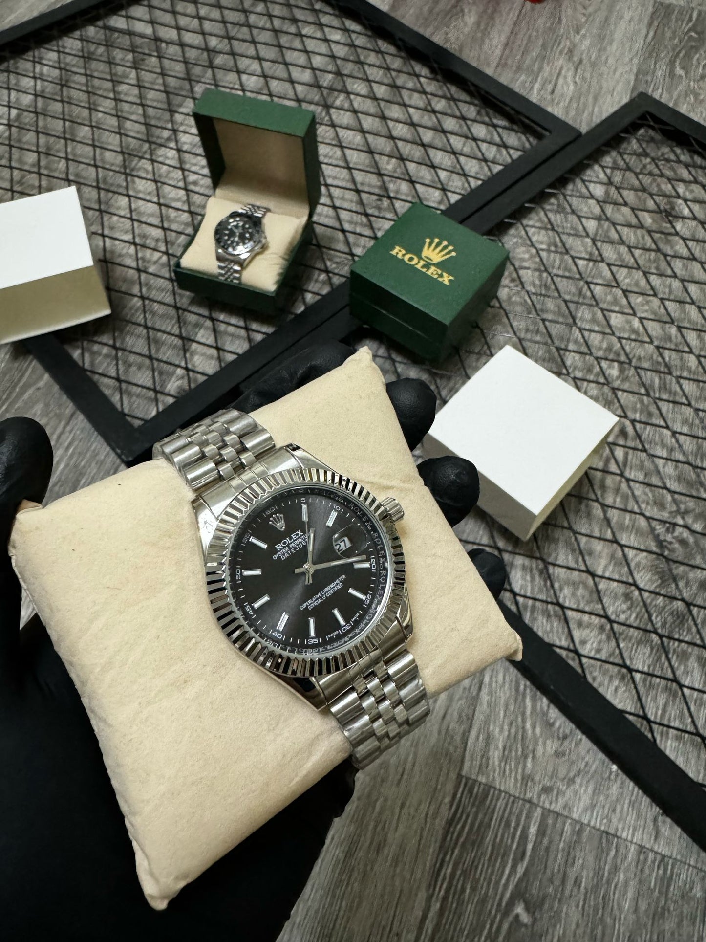 Reloj Rolex plateado y negro detalles blancos