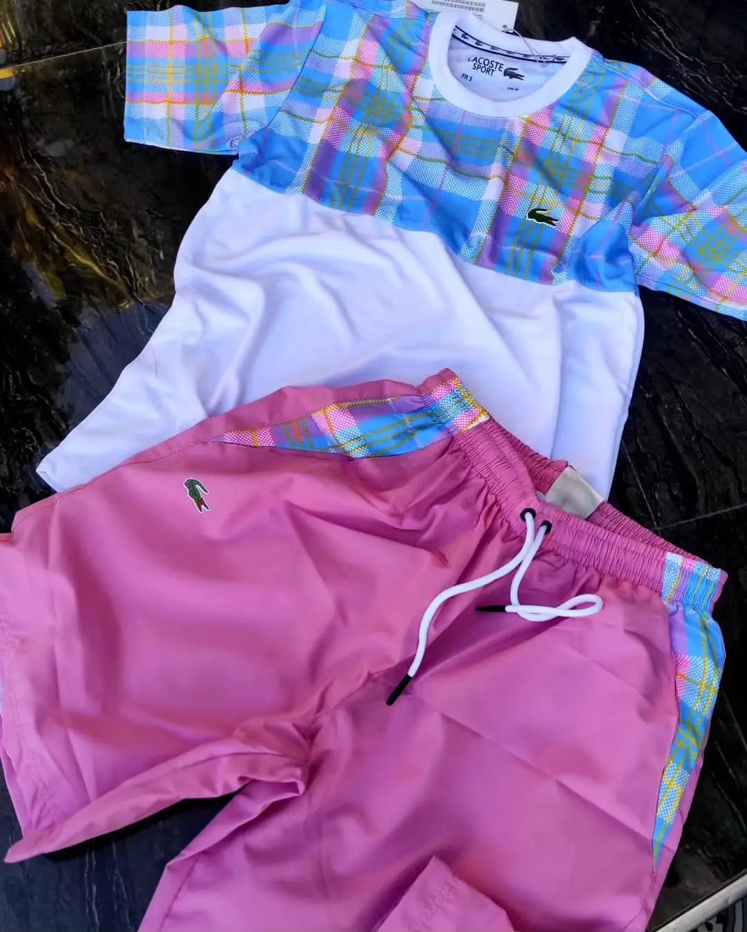 Conjunto corto Lacoste azul y blancos detalles rosas logo verde