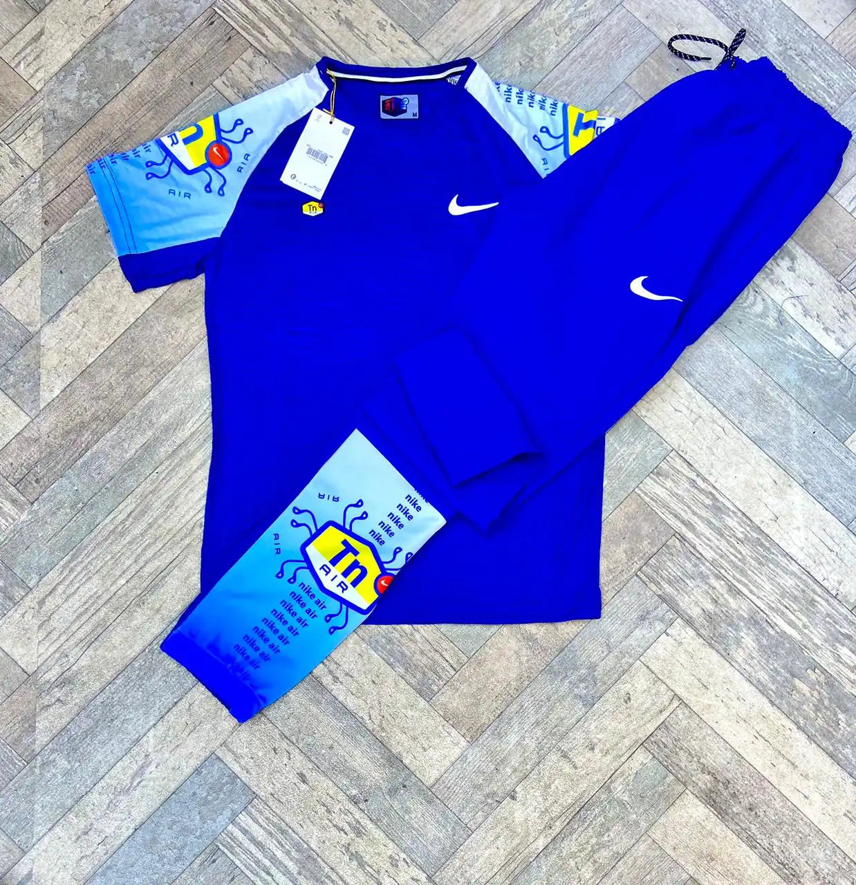 Conjunto NIKE TN azul logo blanco detalles amarillos