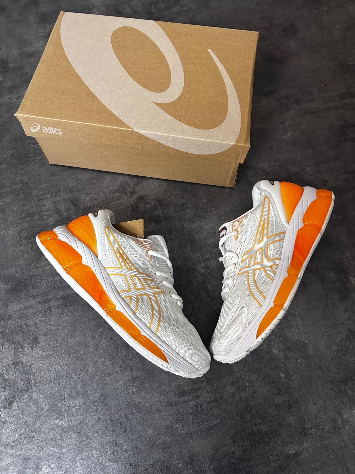 Asics Gel Quantum 360 blancas logo naranja