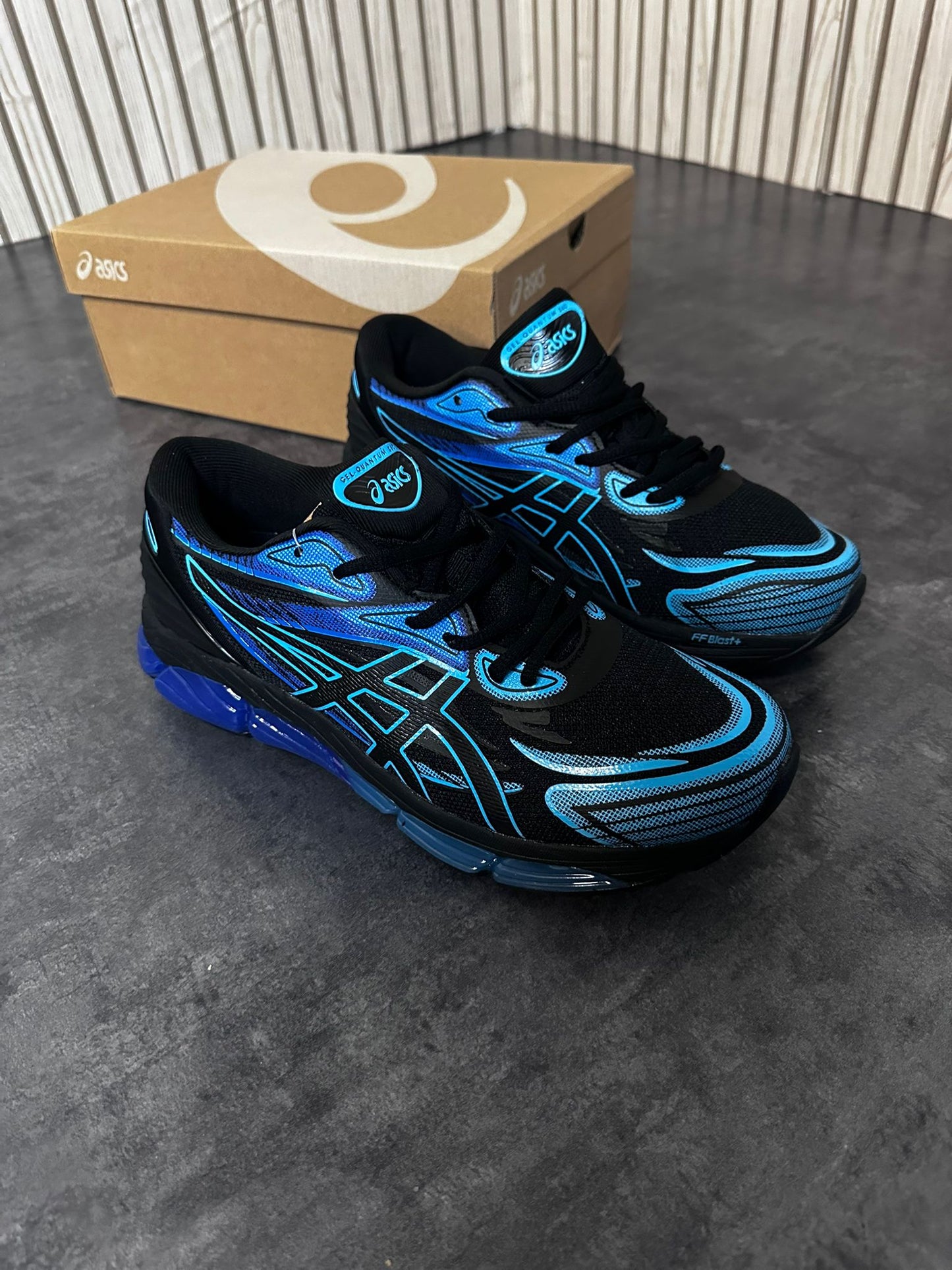Asics Gel Quantum 360 azul y negras