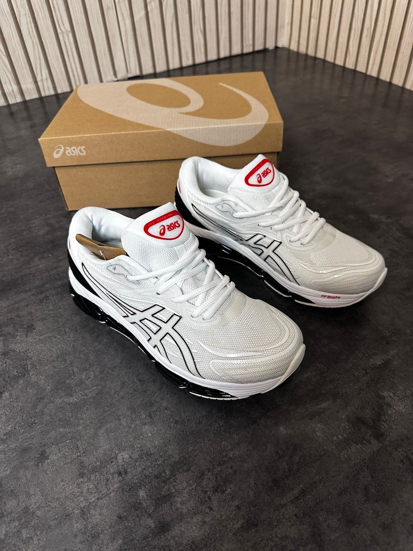 Asics Gel Quantum 360 blanco y negro logo rojo