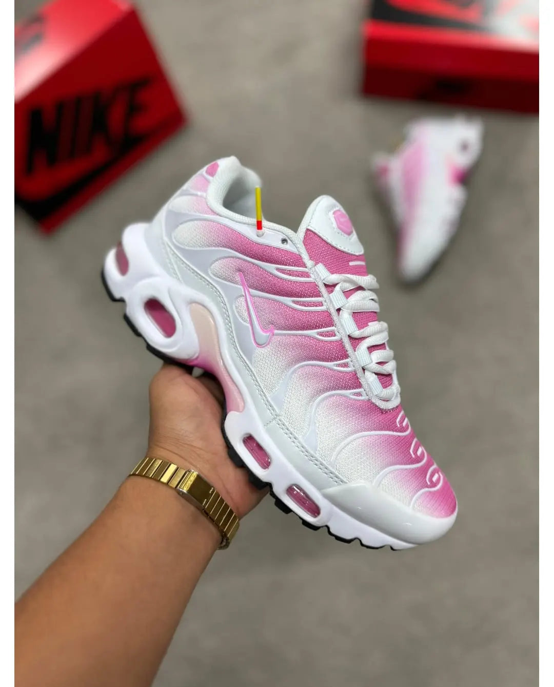 Nike tn blanca y rosa logo blanco contorno rosa