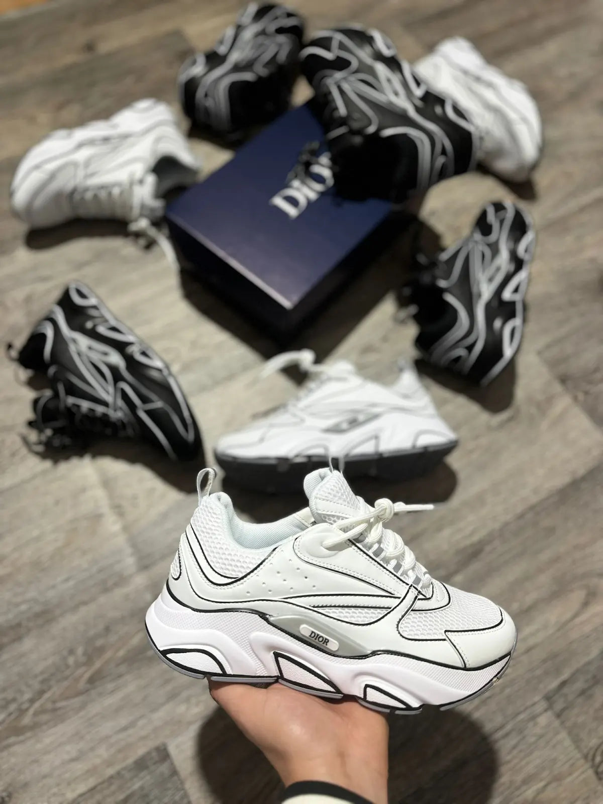 Dior b22 blanca detalles negros logo gris