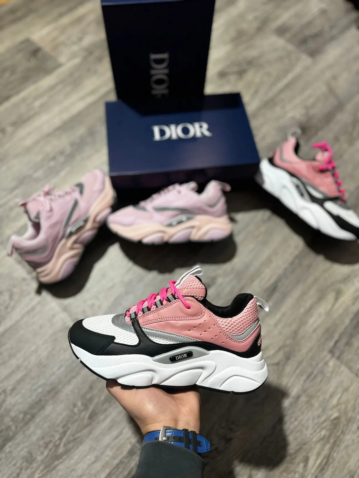 Dior b22 rosa y blanca detalles grises